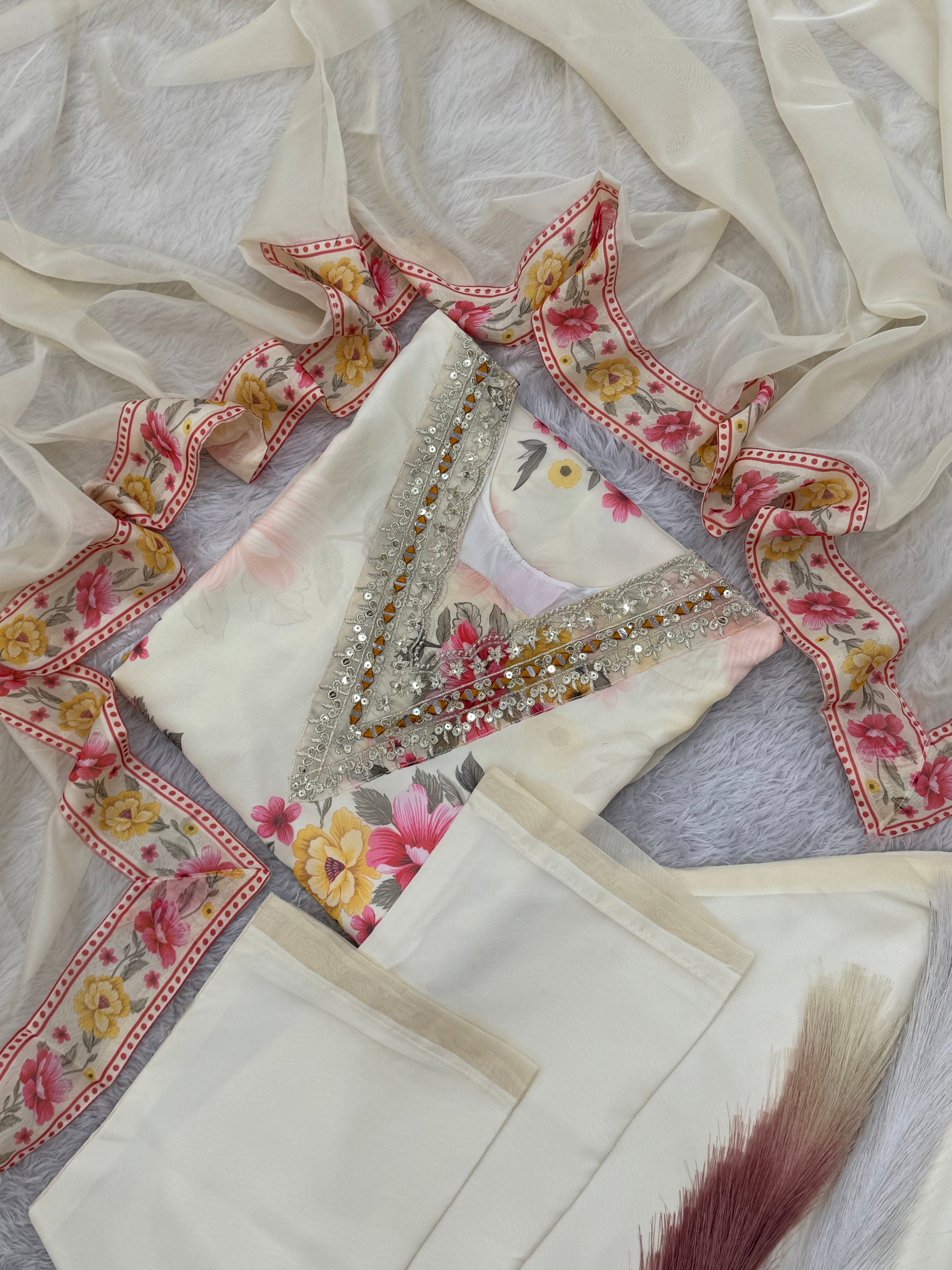 टॉप-बॉटम और दुपट्टे पर कढ़ाई का काम किया गया है।