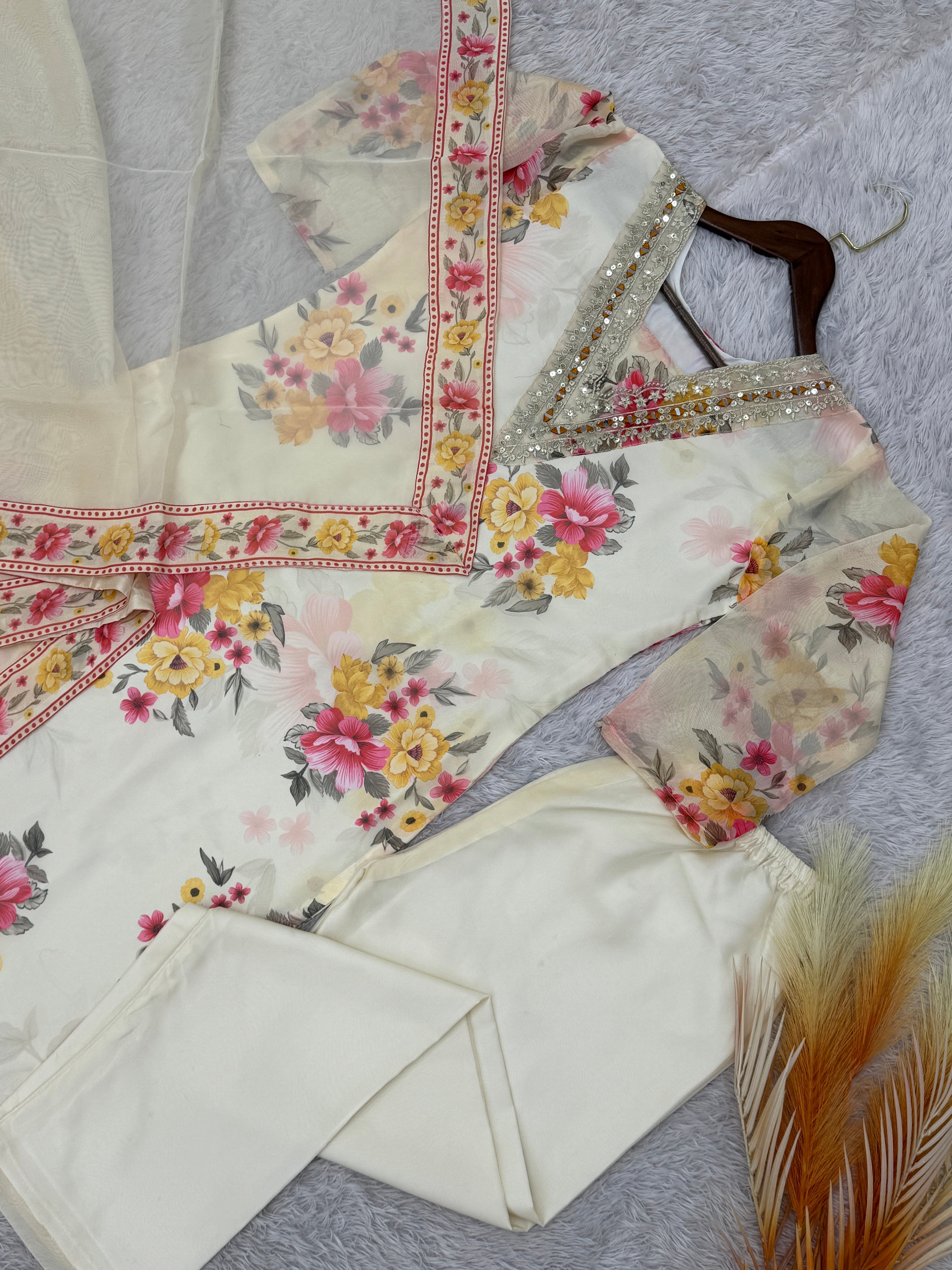 टॉप-बॉटम और दुपट्टे पर कढ़ाई का काम किया गया है।