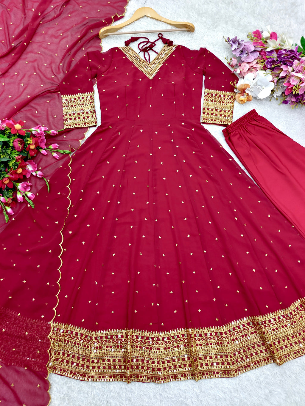 कढ़ाई और सीक्वेंस वर्क से सजा खूबसूरत पार्टी गाउन-पैंट और दुपट्टा।