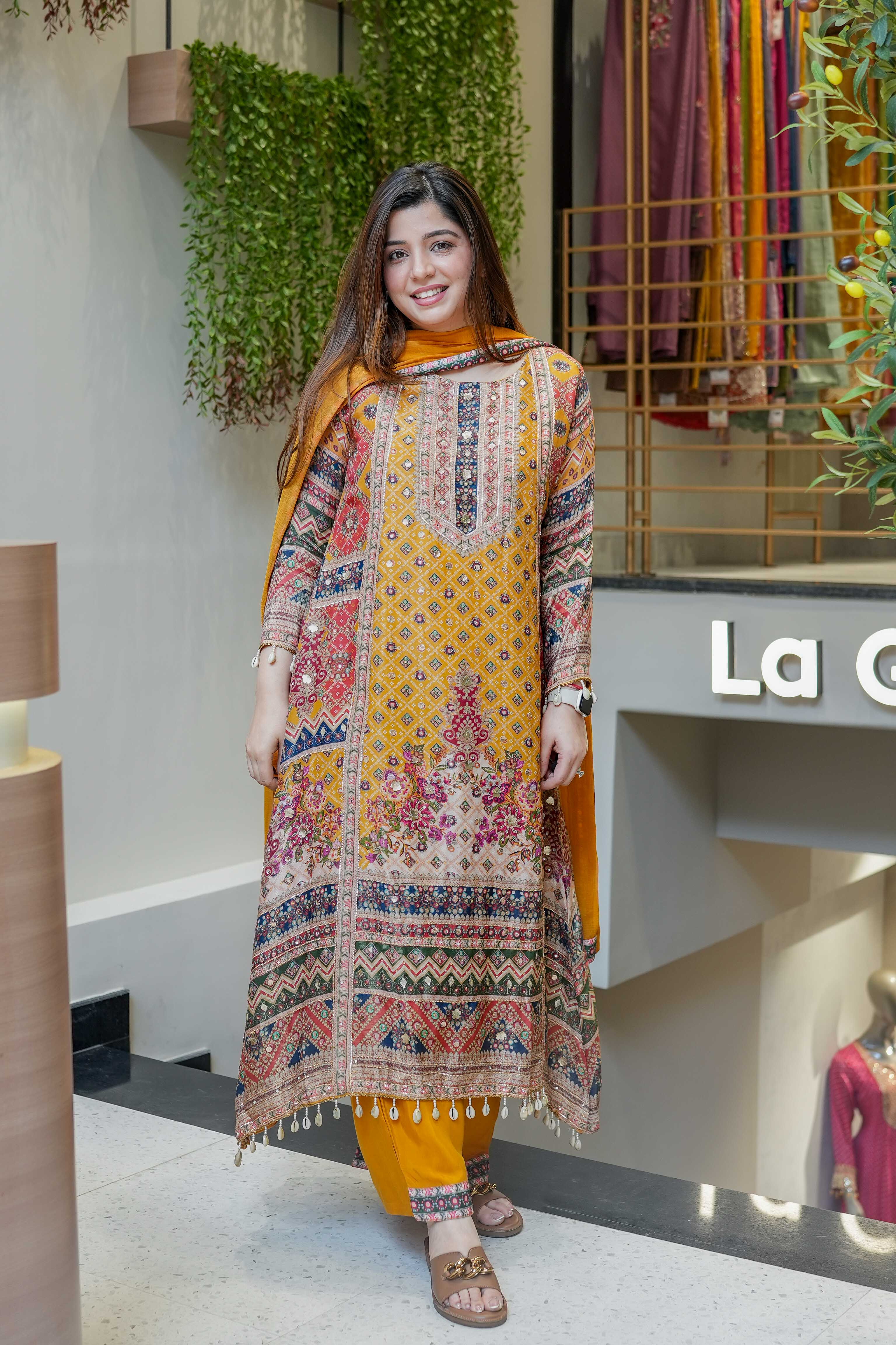 पार्टी वेयर लुक के लिए डिज़ाइनर टॉप-बॉटम और खूबसूरत दुपट्टा।