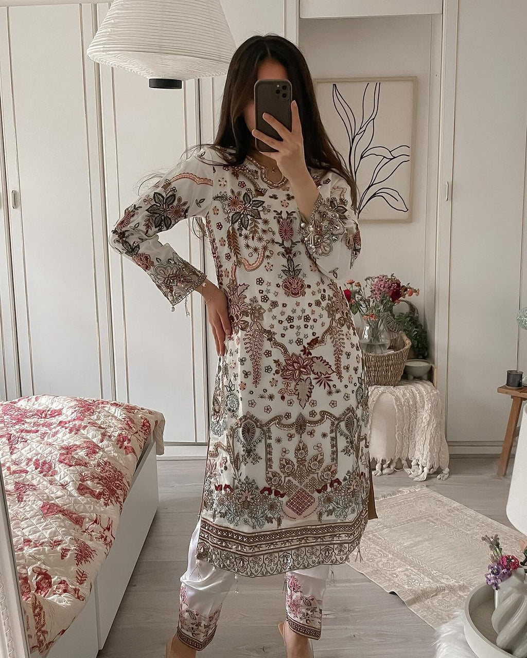 पार्टी वेयर डिजाइनर टॉप पैंट और दुपट्टा, सीक्वेंस वर्क के साथ