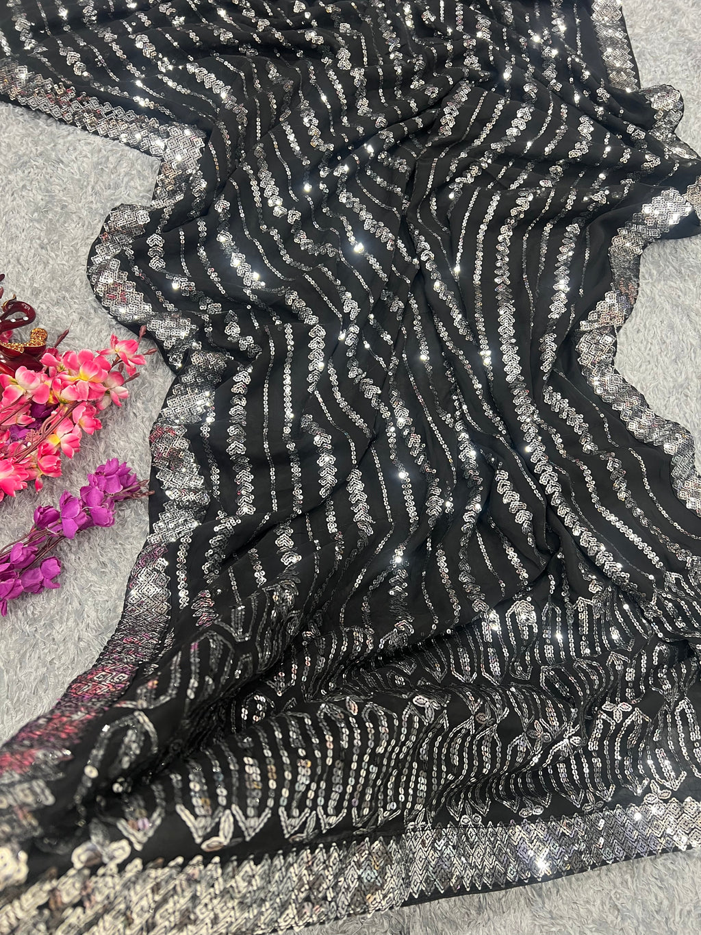 सीक्विन कढ़ाई और लेस बॉर्डर वाली पार्टी वेयर साड़ी 