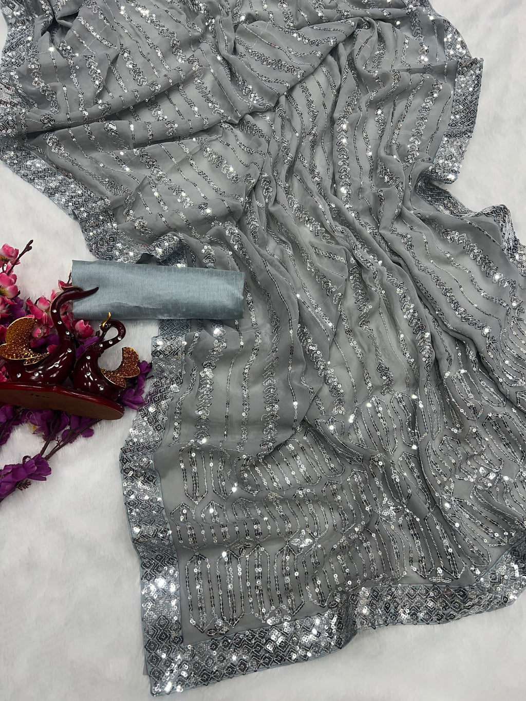 सीक्विन कढ़ाई और लेस बॉर्डर वाली पार्टी वेयर साड़ी 