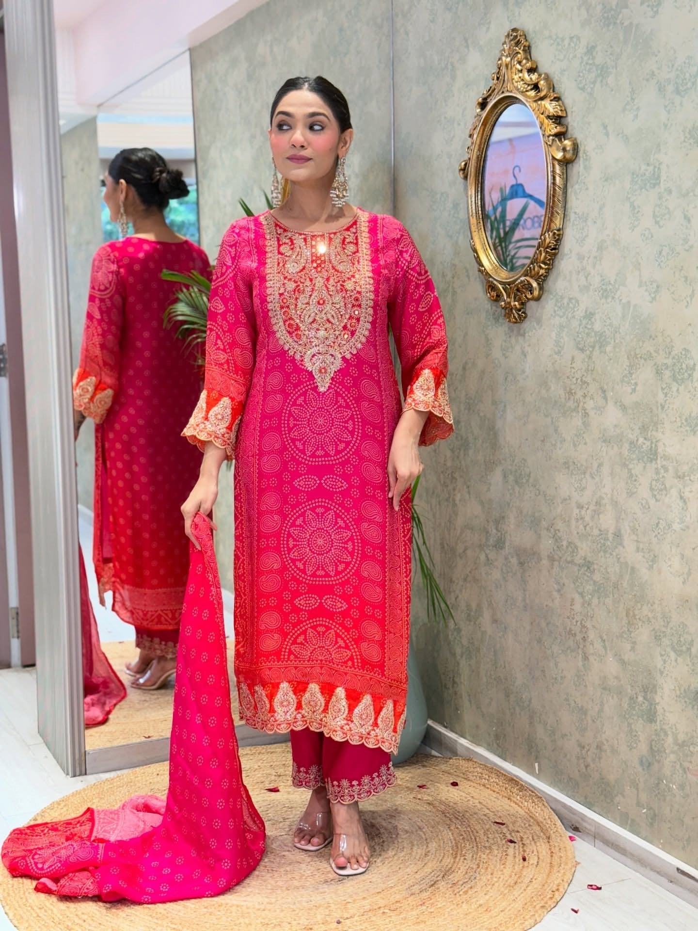 दुपट्टे के साथ टॉप और बॉटम का खूबसूरत पार्टी वेयर लुक