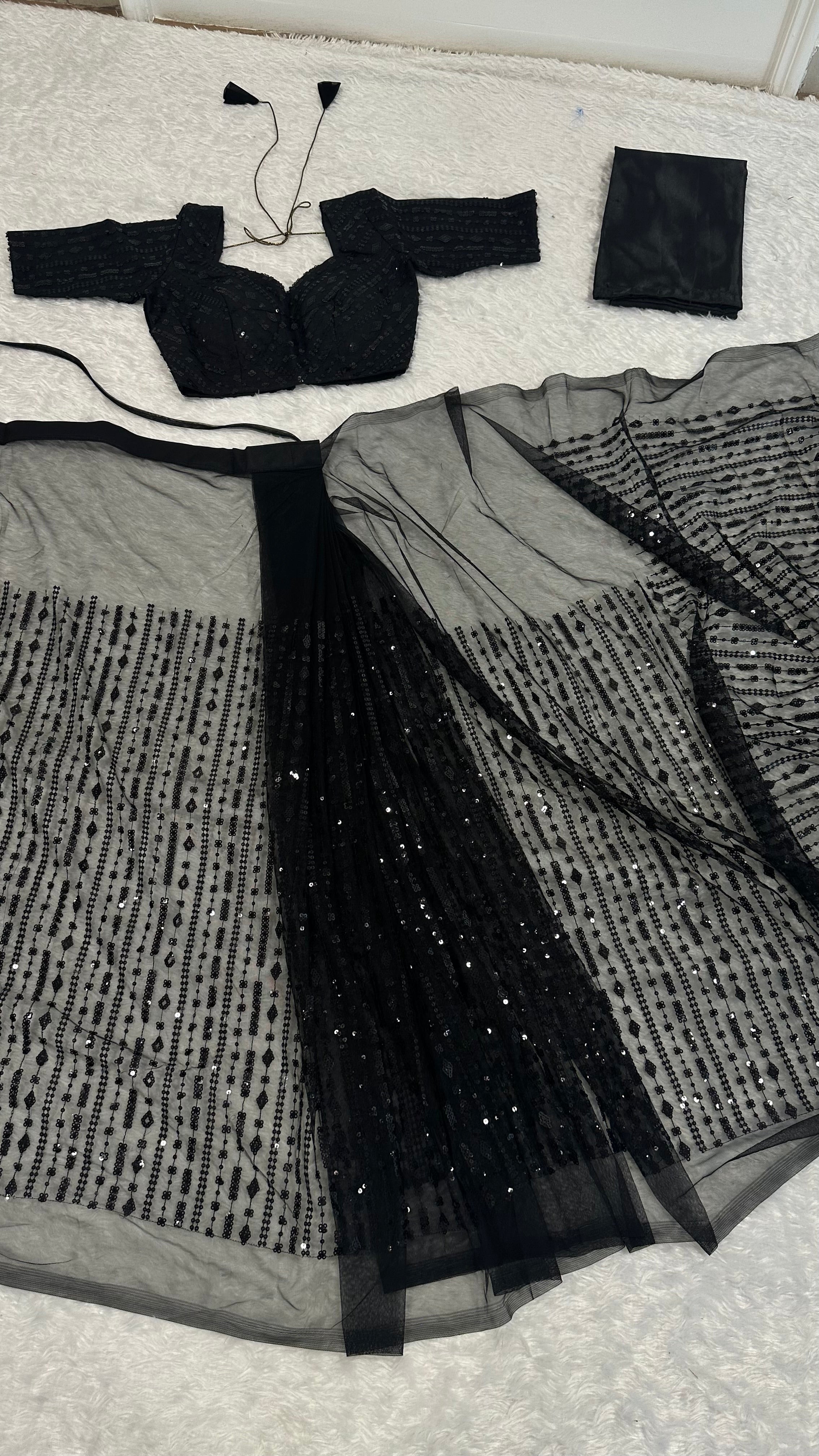 सीक्विन और धागे की कढ़ाई वाली बेहद खूबसूरत रेडी-टू-वेयर साड़ी