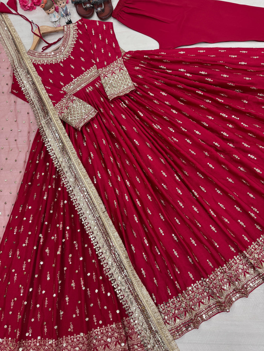 पार्टी वेयर लुक के लिए गाउन, दुपट्टा और बॉटम सेट