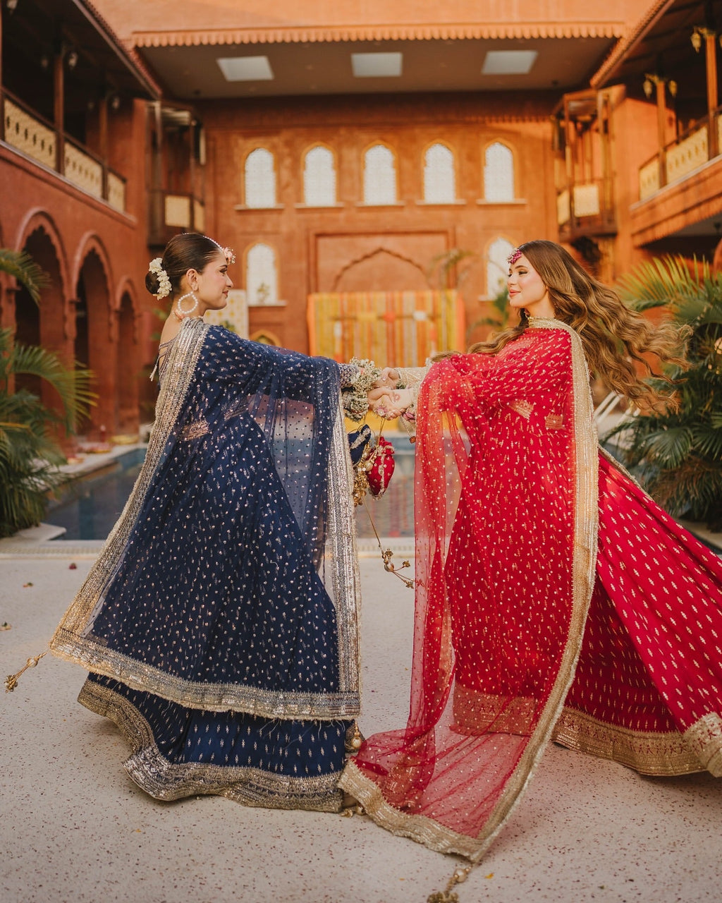 पार्टी वेयर लुक के लिए गाउन, दुपट्टा और बॉटम सेट