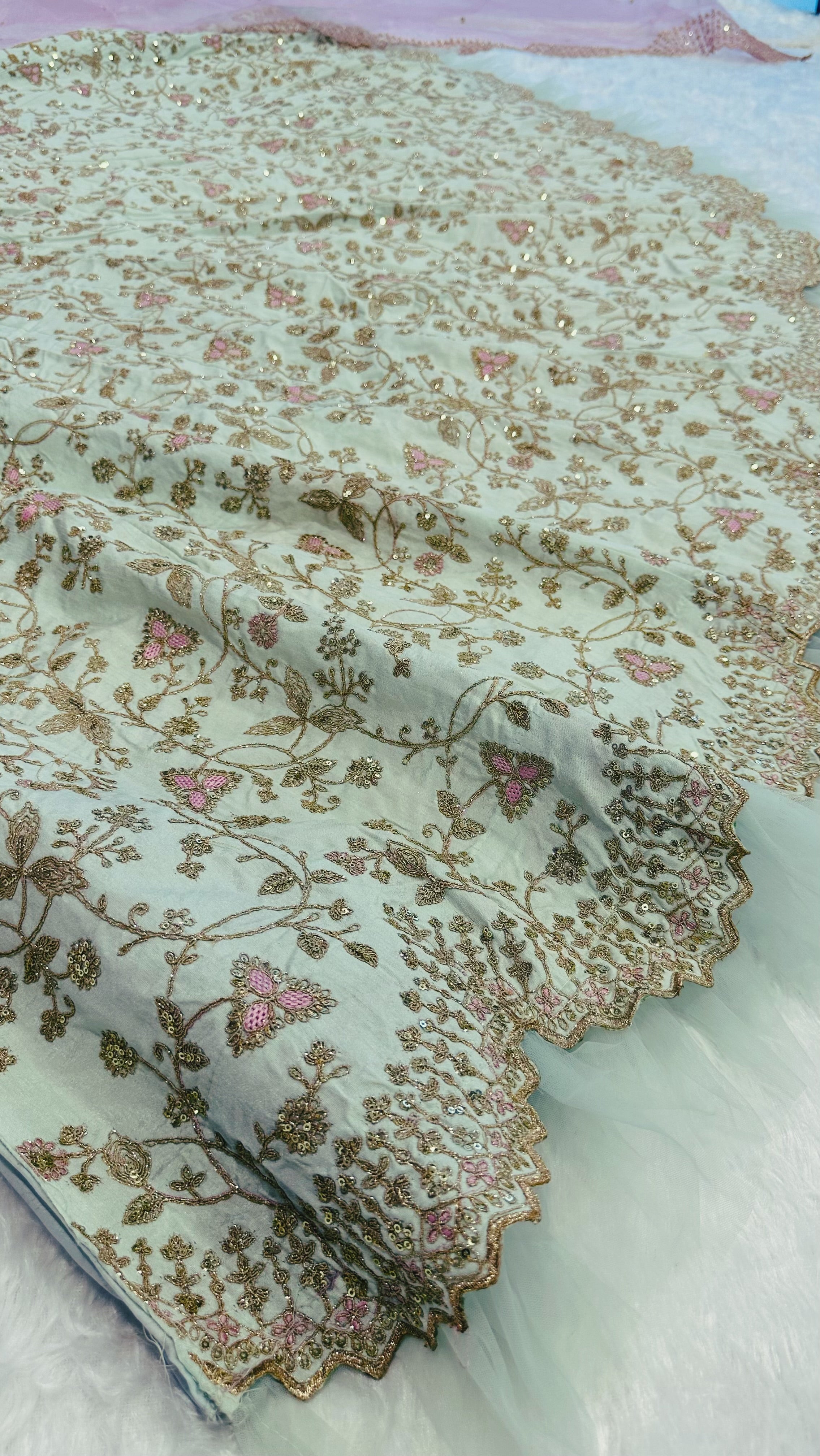 धागे और डोरी वर्क से सजा पार्टी वेयर डिजाइनर लहंगा चोली