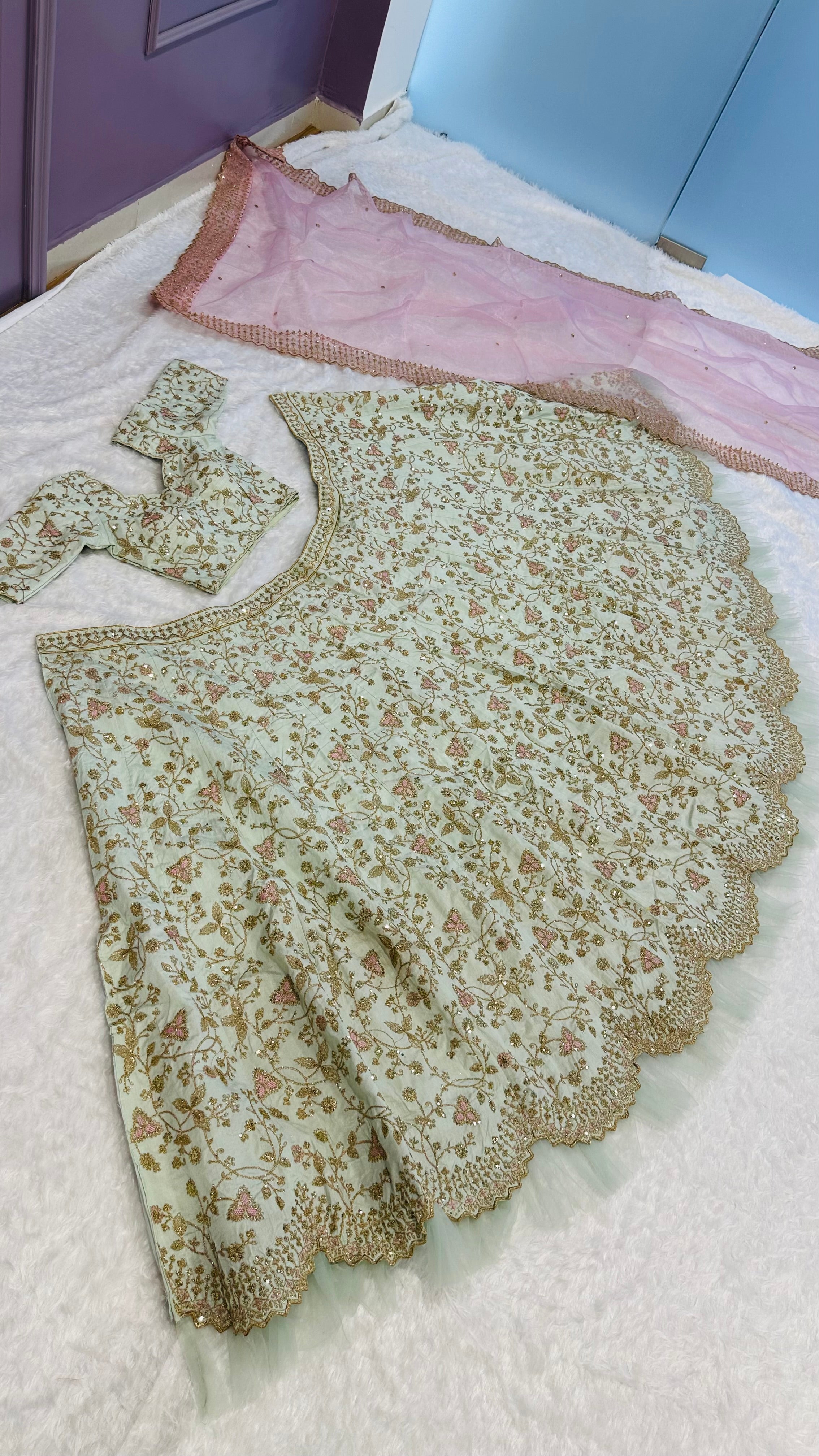 धागे और डोरी वर्क से सजा पार्टी वेयर डिजाइनर लहंगा चोली