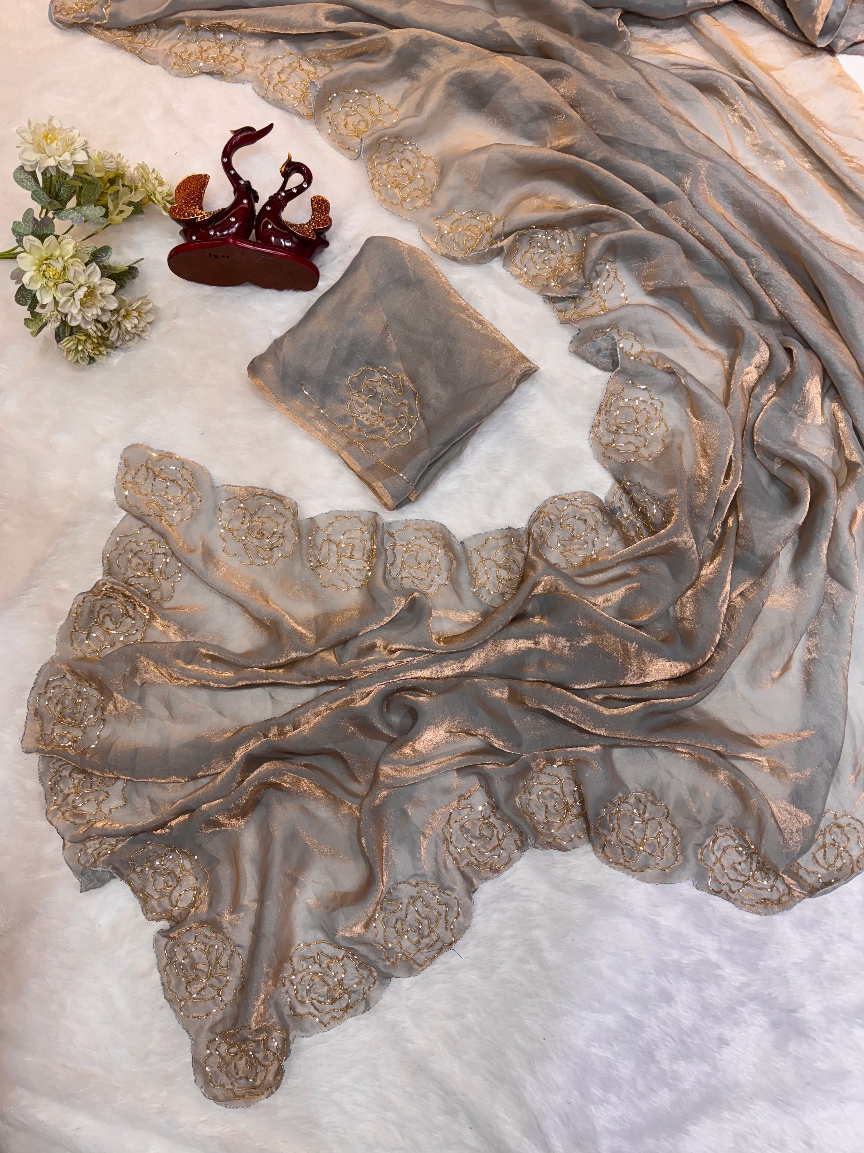 खूबसूरत कटदाना हस्तकला वाली ट्रेंडी डिज़ाइनर साड़ी