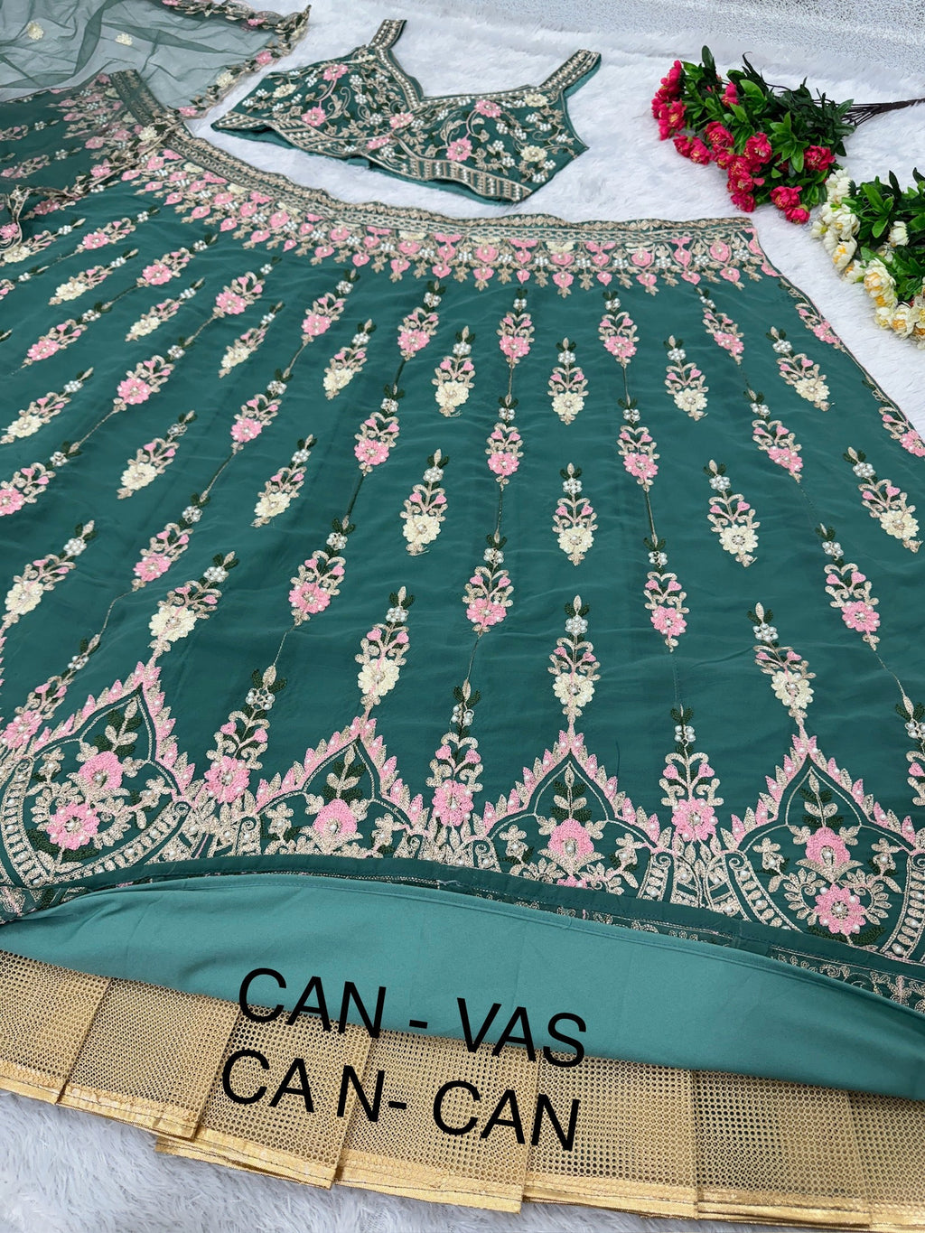 मोती की कढ़ाई वाला खूबसूरत पार्टी वेयर लहंगा चोली