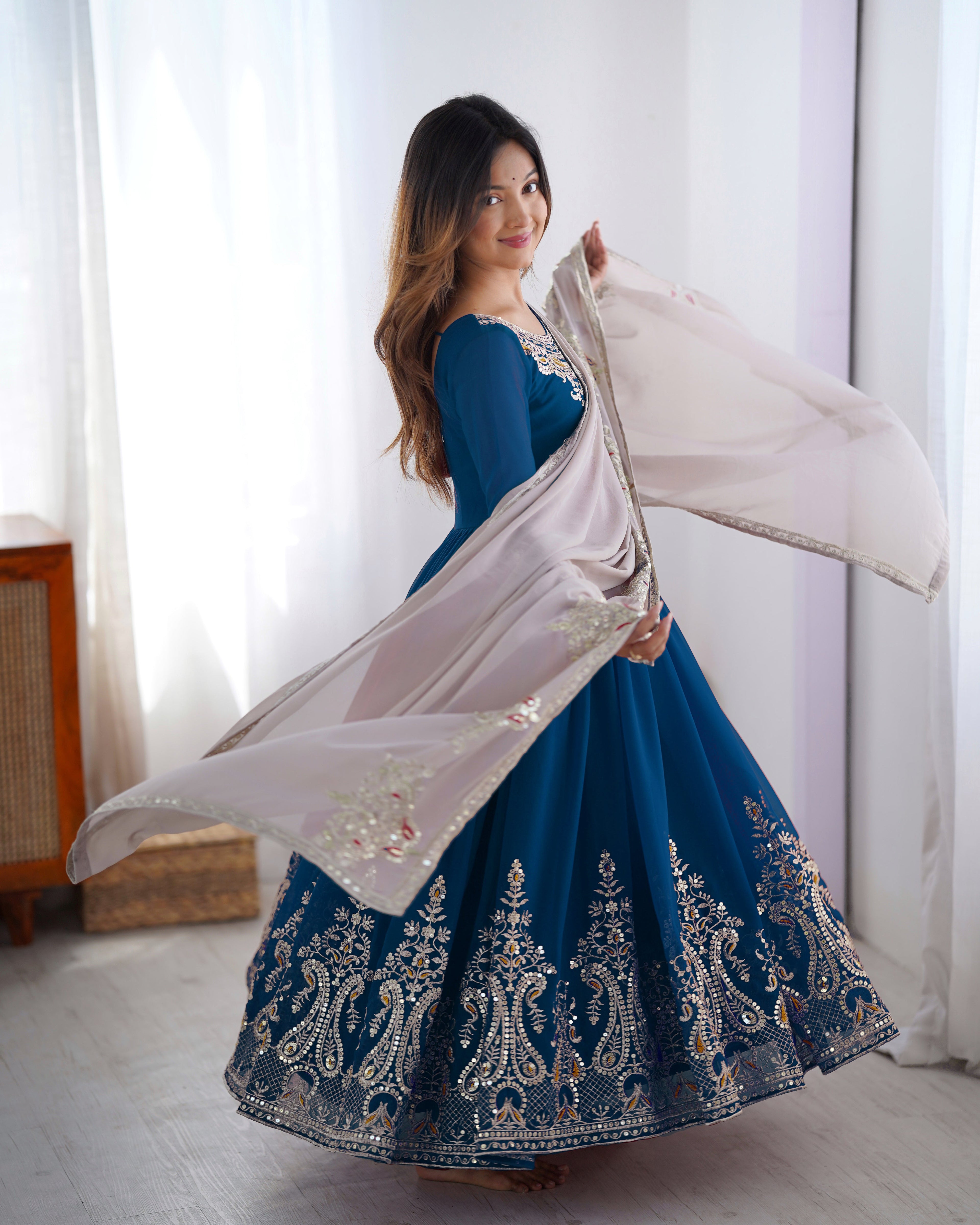 हैवी मल्टी थ्रेड एम्ब्रॉयडरी सीक्वेंस वर्क वाला डिज़ाइनर गाउन-दुपट्टा