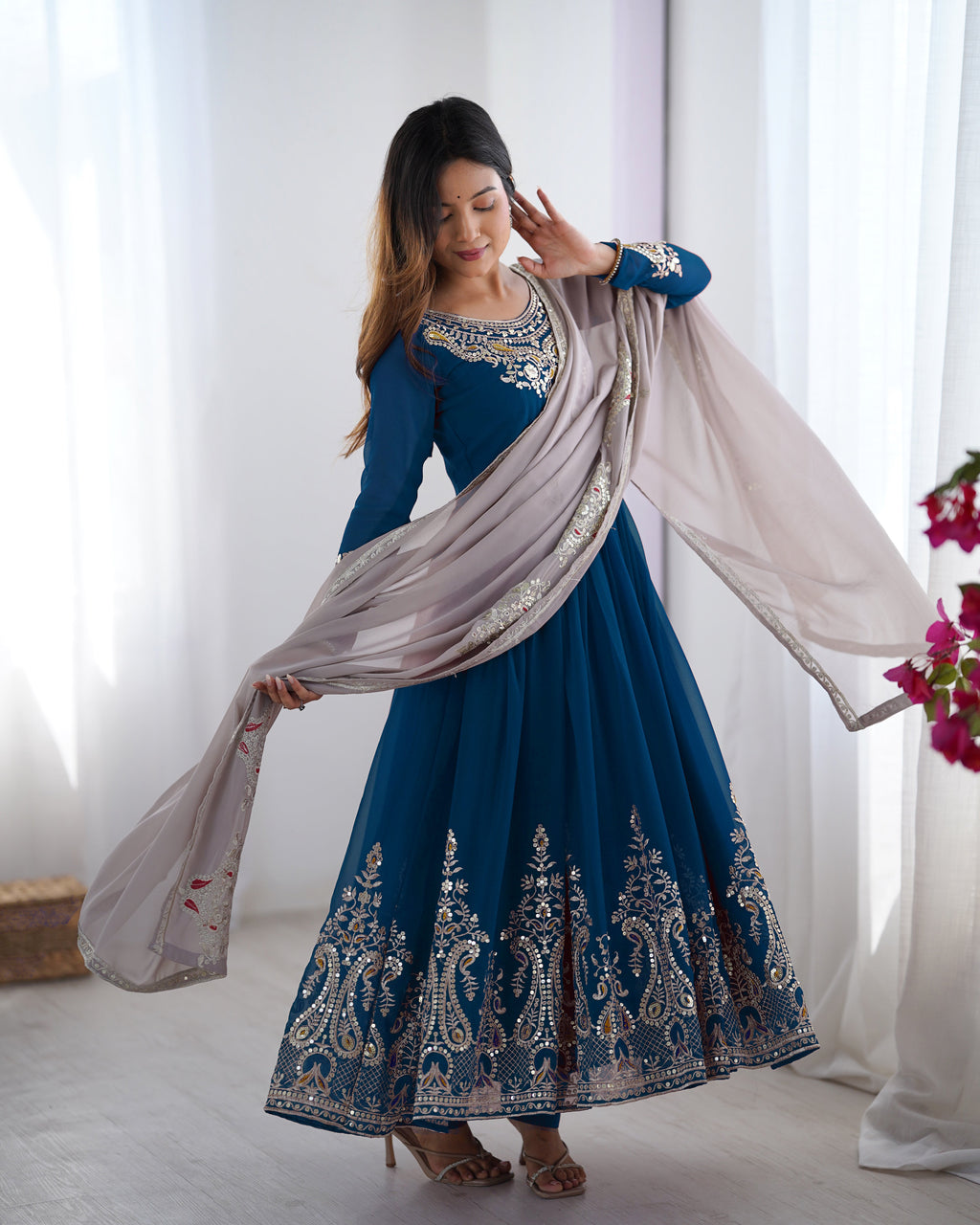 हैवी मल्टी थ्रेड एम्ब्रॉयडरी सीक्वेंस वर्क वाला डिज़ाइनर गाउन-दुपट्टा