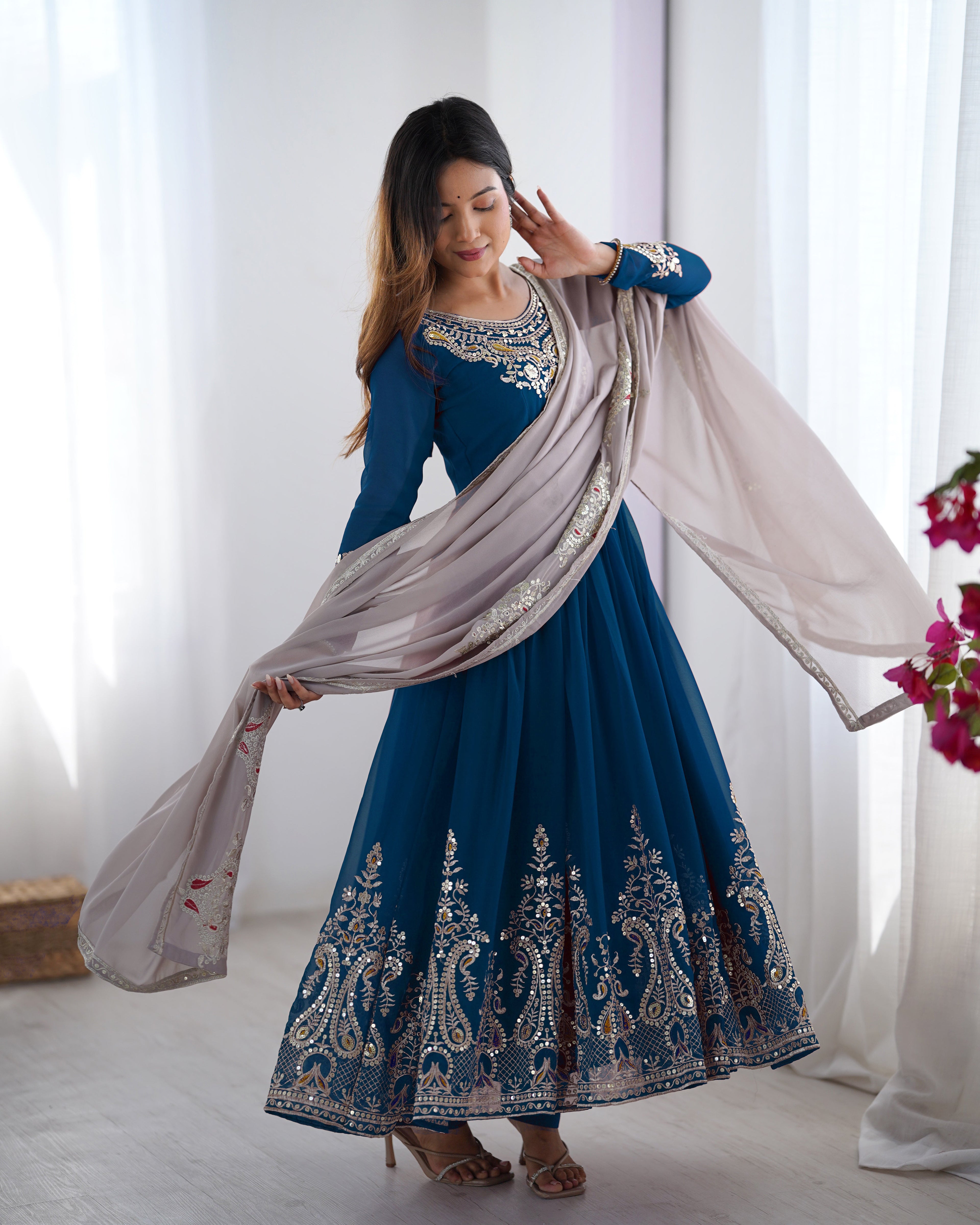 हैवी मल्टी थ्रेड एम्ब्रॉयडरी सीक्वेंस वर्क वाला डिज़ाइनर गाउन-दुपट्टा