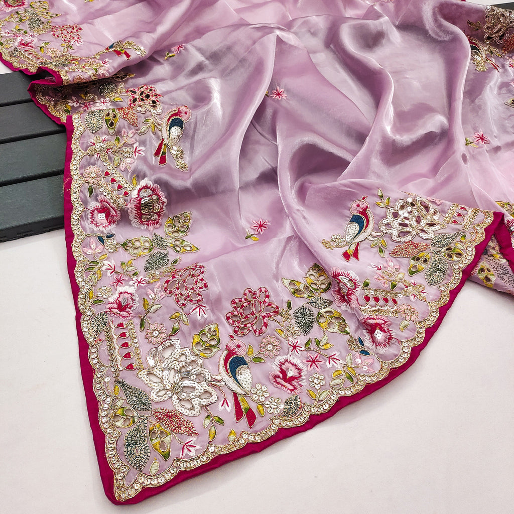 कढ़ाई, कोडिंग और सीक्वेंस वर्क वाली आकर्षक साड़ी