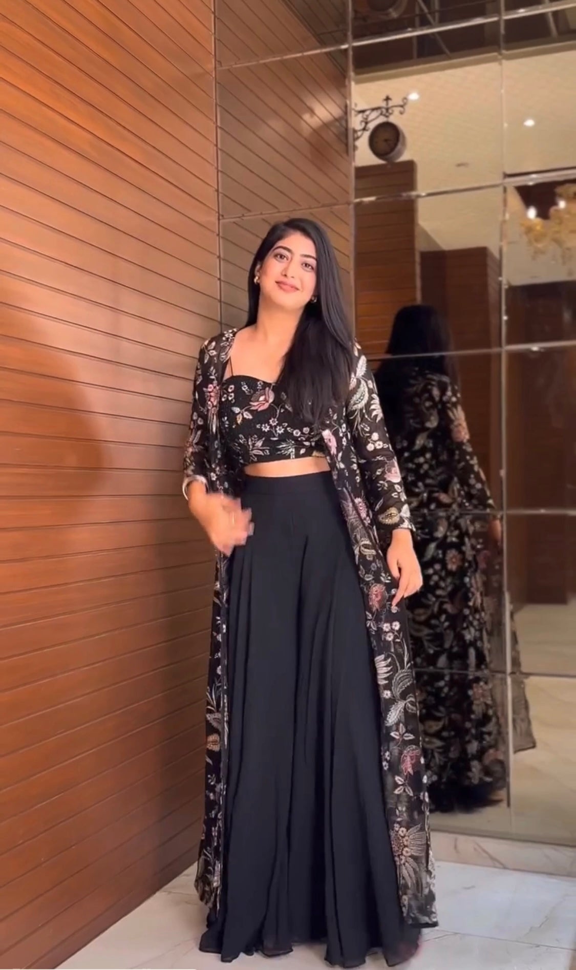 पार्टी वियर फैंसी श्रग चोली और कोटी, सीक्वेंस वर्क के साथ