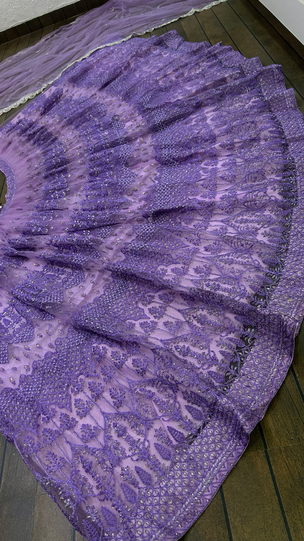 सीक्वेंस वर्क से सजे डिजाइनर पार्टी वेयर लहंगा चोली