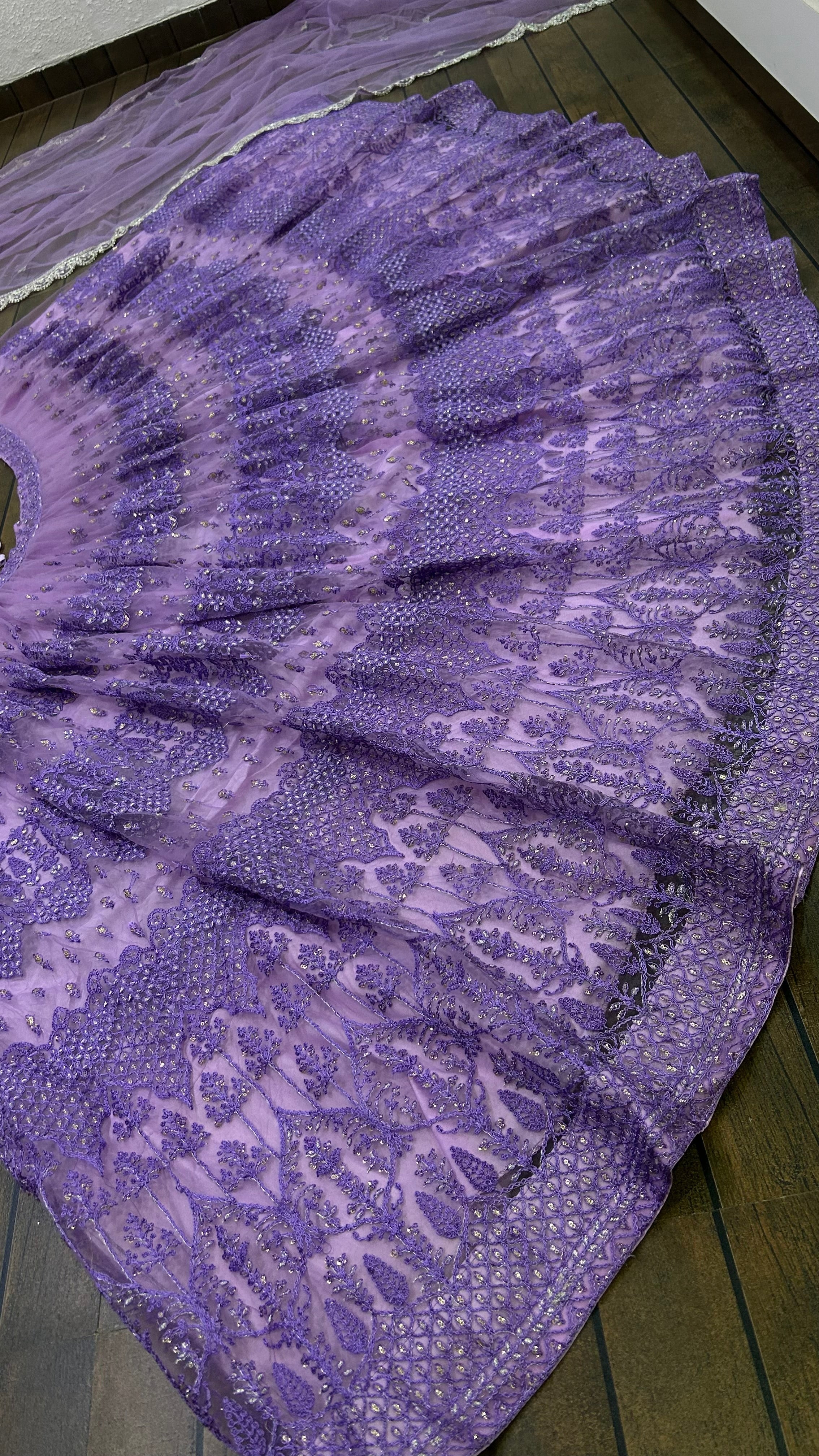 सीक्वेंस वर्क से सजे डिजाइनर पार्टी वेयर लहंगा चोली