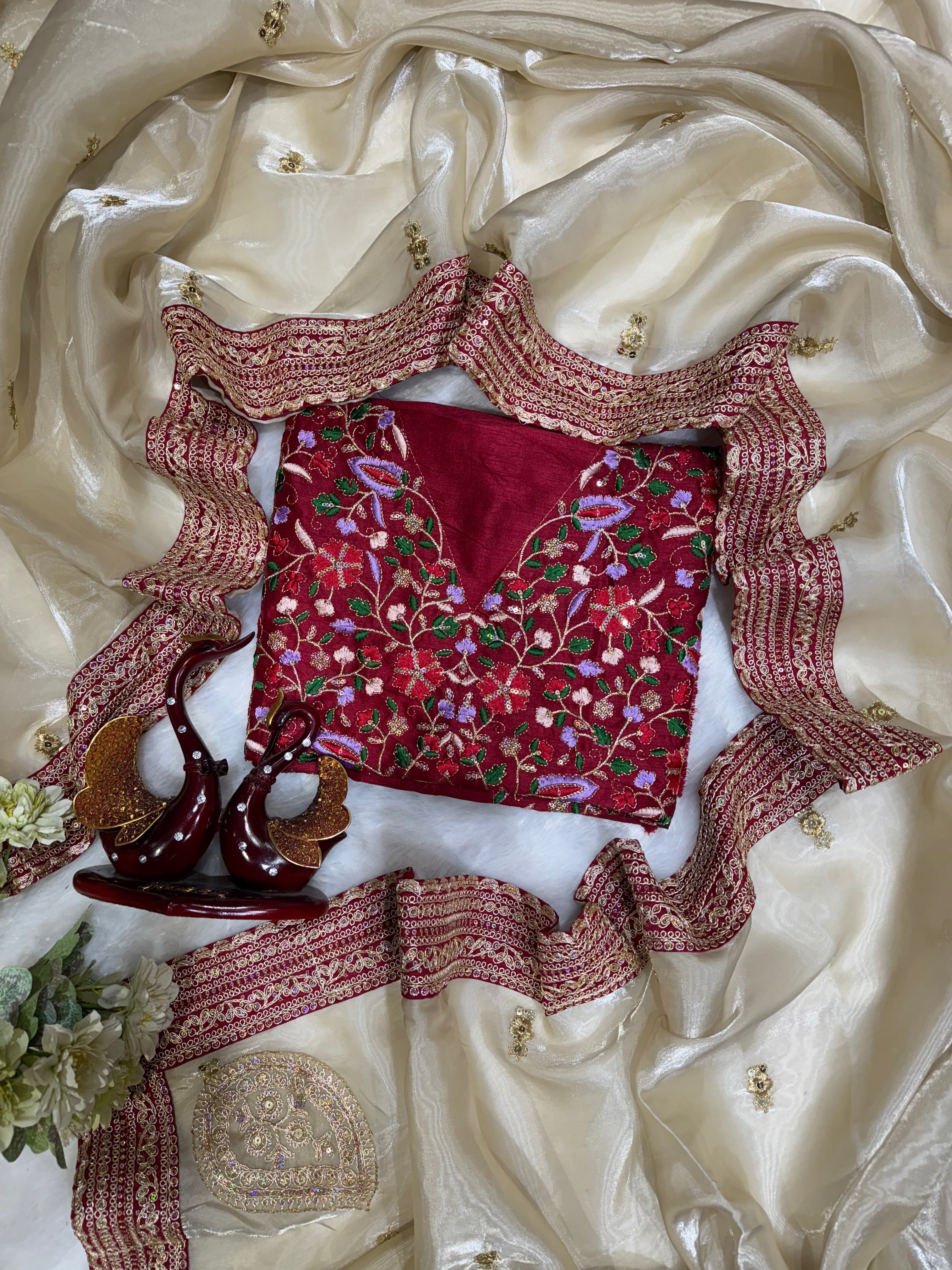 सीक्विन और कॉर्डिंग कढ़ाई वर्क वाली डिज़ाइनर साड़ी