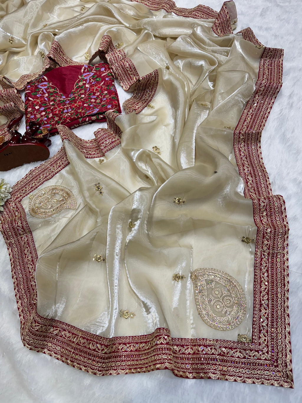 सीक्विन और कॉर्डिंग कढ़ाई वर्क वाली डिज़ाइनर साड़ी