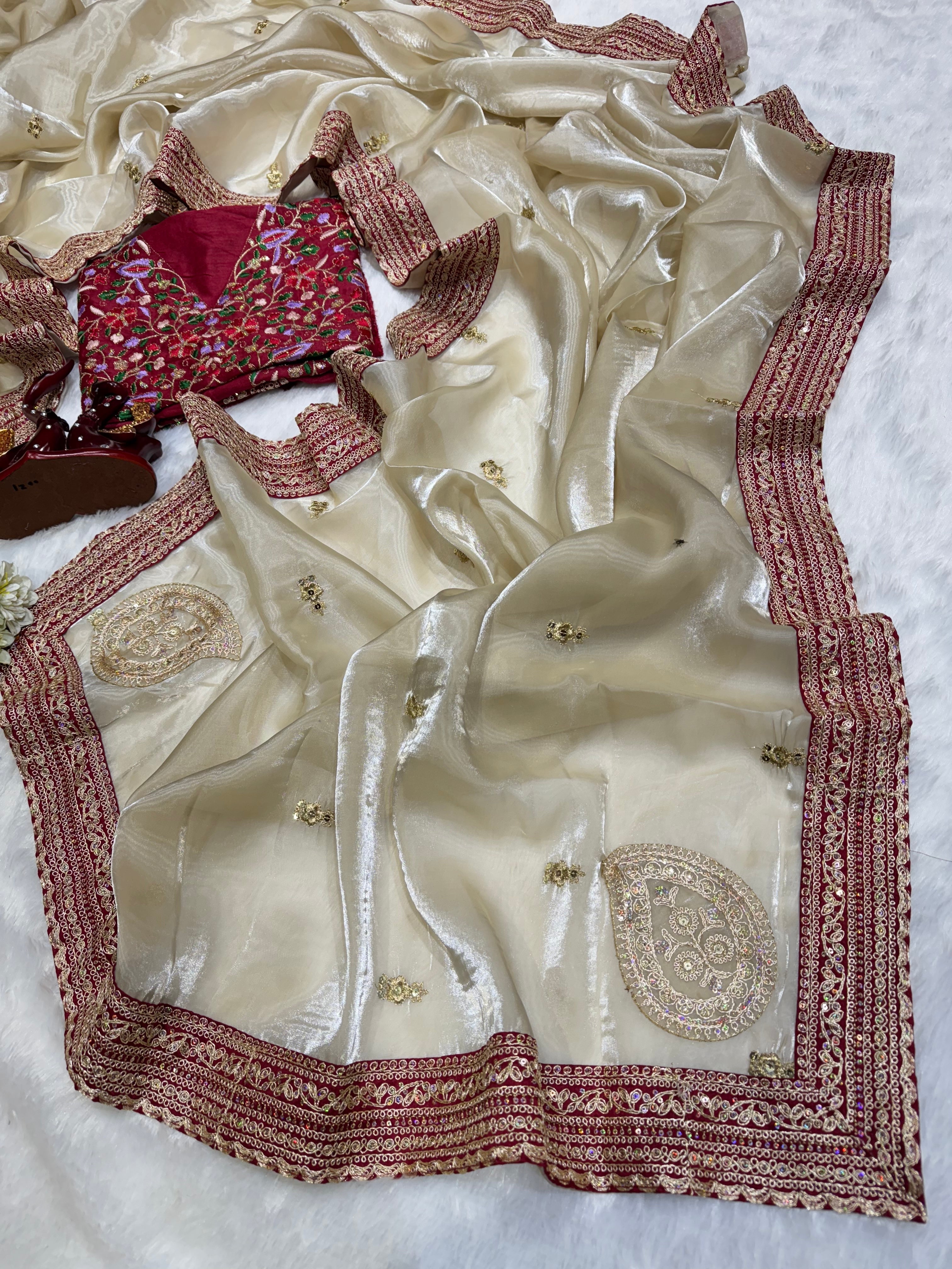 सीक्विन और कॉर्डिंग कढ़ाई वर्क वाली डिज़ाइनर साड़ी