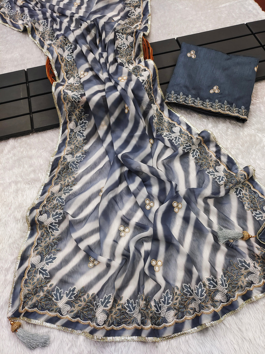 डिजिटल प्रिंट और कढ़ाई वर्क वाली डिज़ाइनर साड़ी