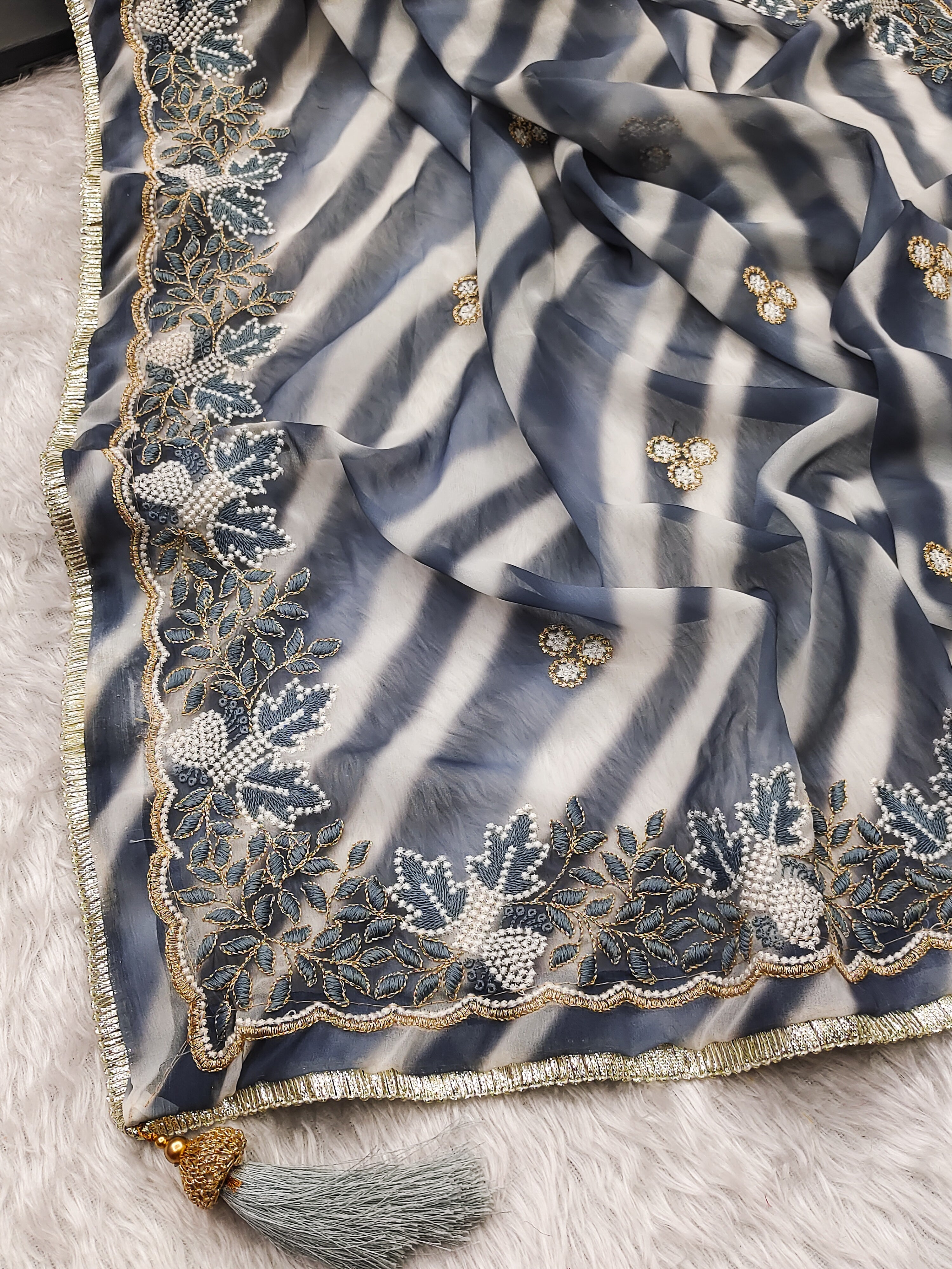 डिजिटल प्रिंट और कढ़ाई वर्क वाली डिज़ाइनर साड़ी