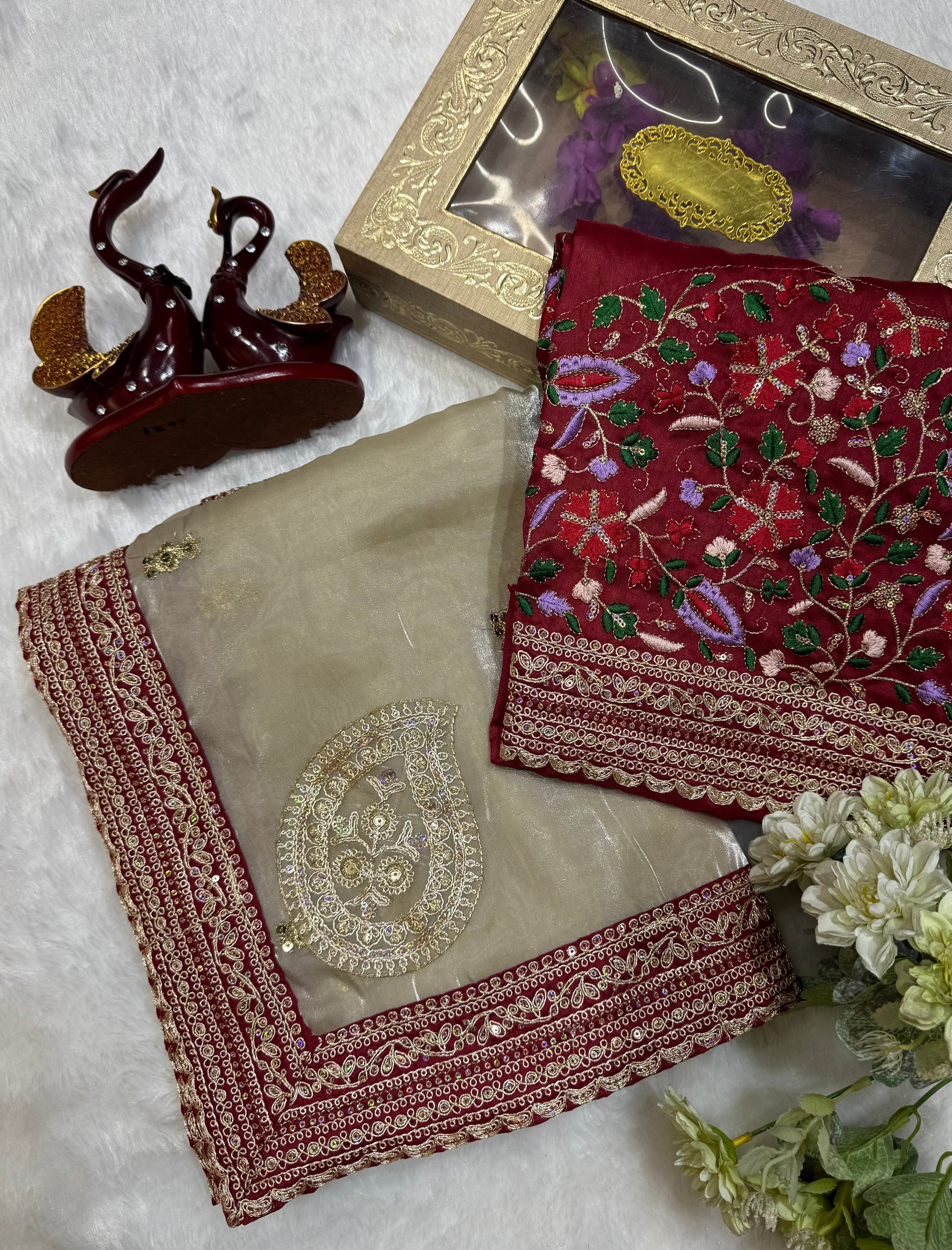 सीक्विन और कॉर्डिंग कढ़ाई वर्क वाली डिज़ाइनर साड़ी