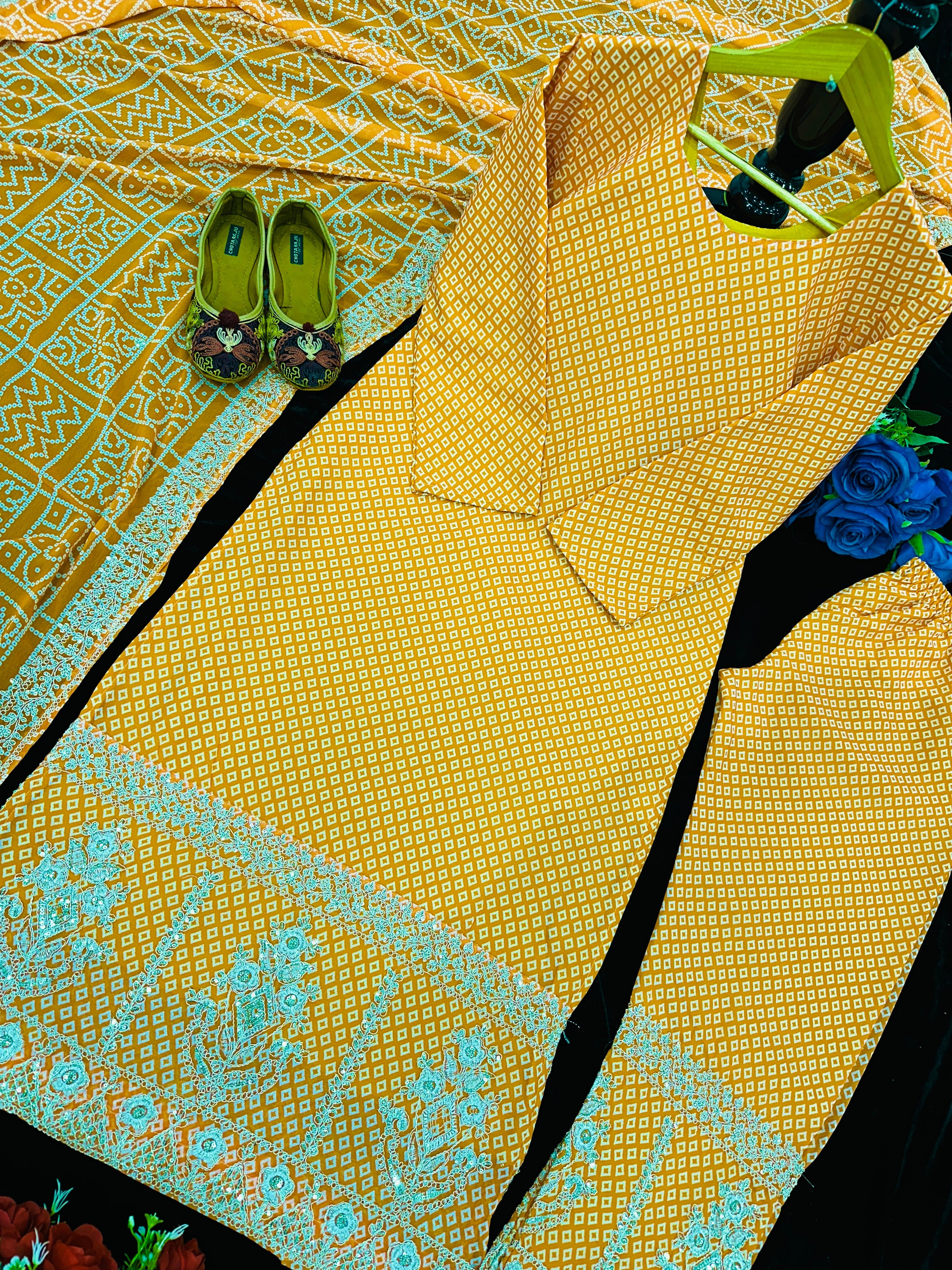 डिजिटल प्रिंट वाला खूबसूरत पार्टी वेयर टॉप, बॉटम और दुपट्टा