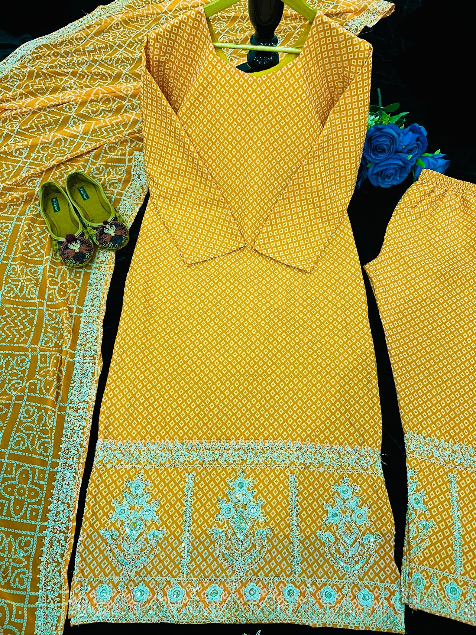 डिजिटल प्रिंट वाला खूबसूरत पार्टी वेयर टॉप, बॉटम और दुपट्टा