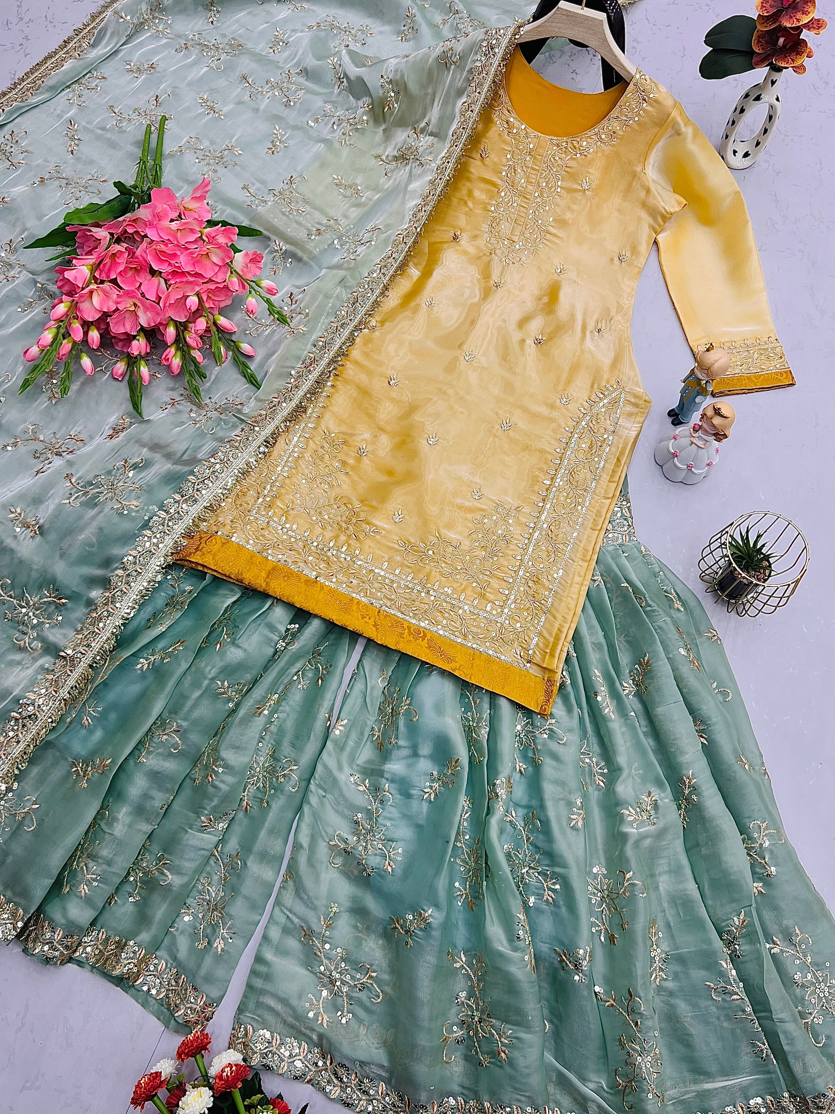 पार्टी वेयर सूट सेट, कढ़ाई और सीक्वेंस वर्क के साथ