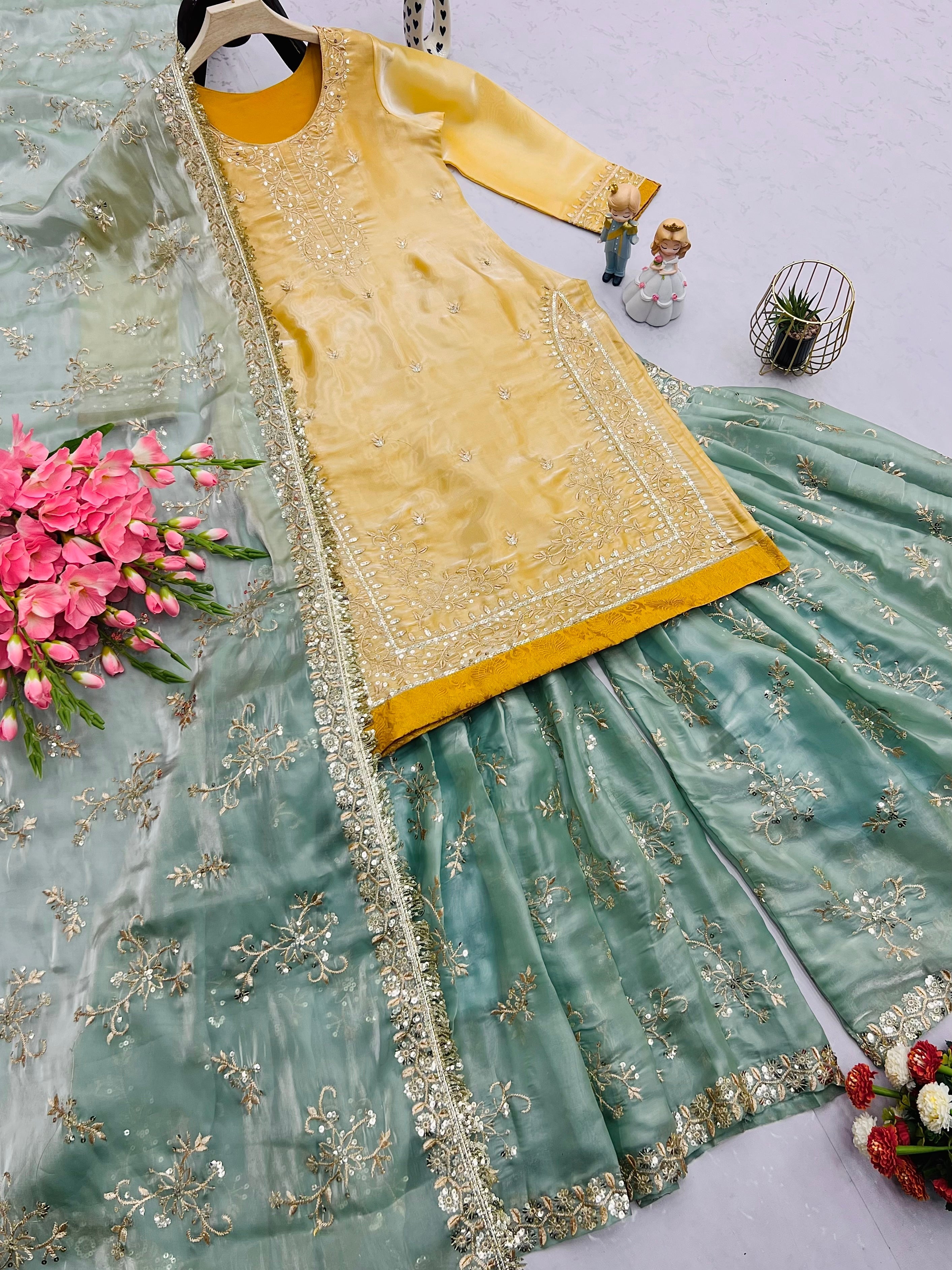 पार्टी वेयर सूट सेट, कढ़ाई और सीक्वेंस वर्क के साथ