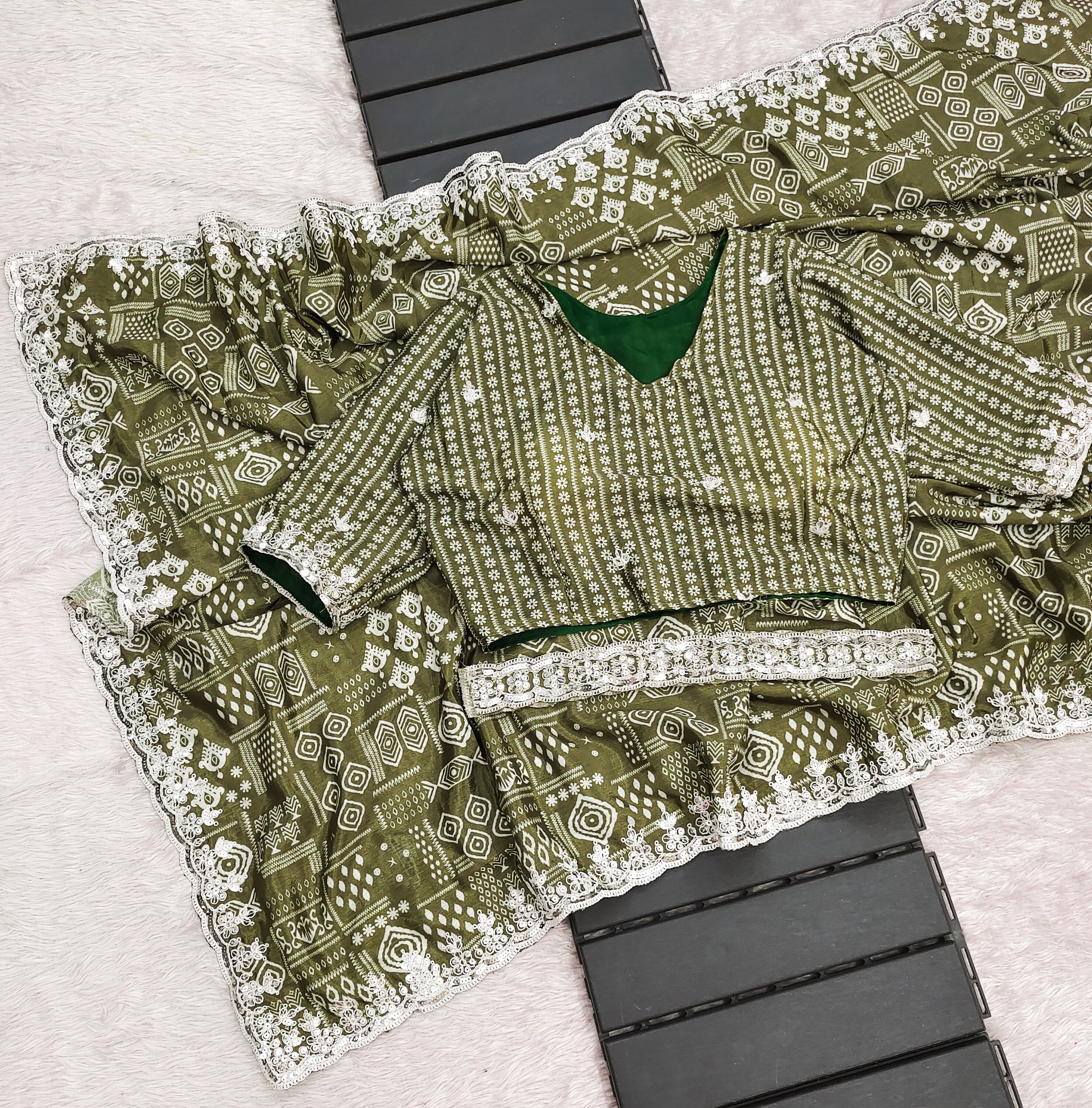 कढ़ाई, कढ़ाई और सीक्वेंस वर्क वाली पार्टी वेयर साड़ी