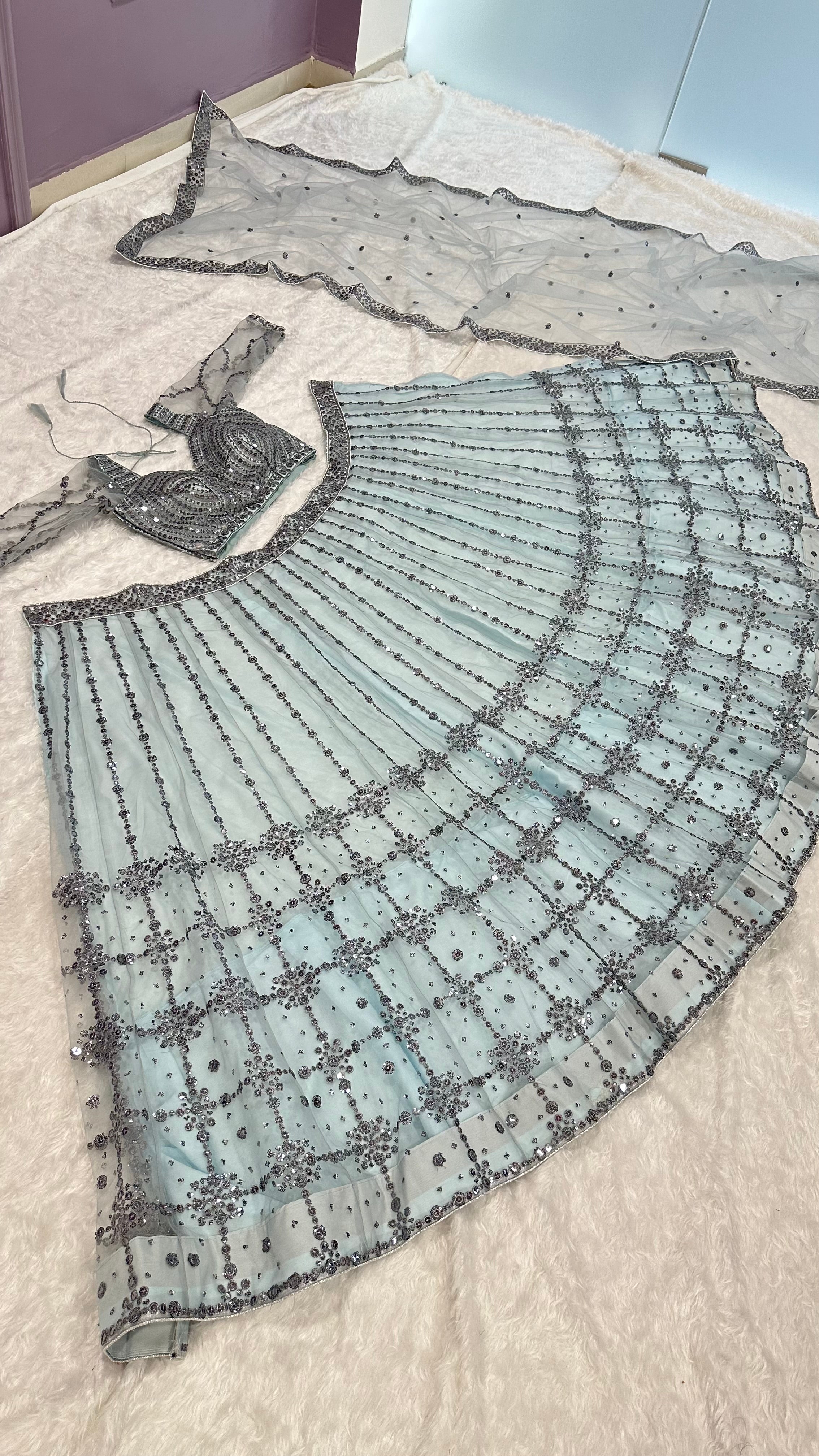 पार्टी वेयर लुक के लिए सीक्वेंस वर्क वाला लहंगा चोली