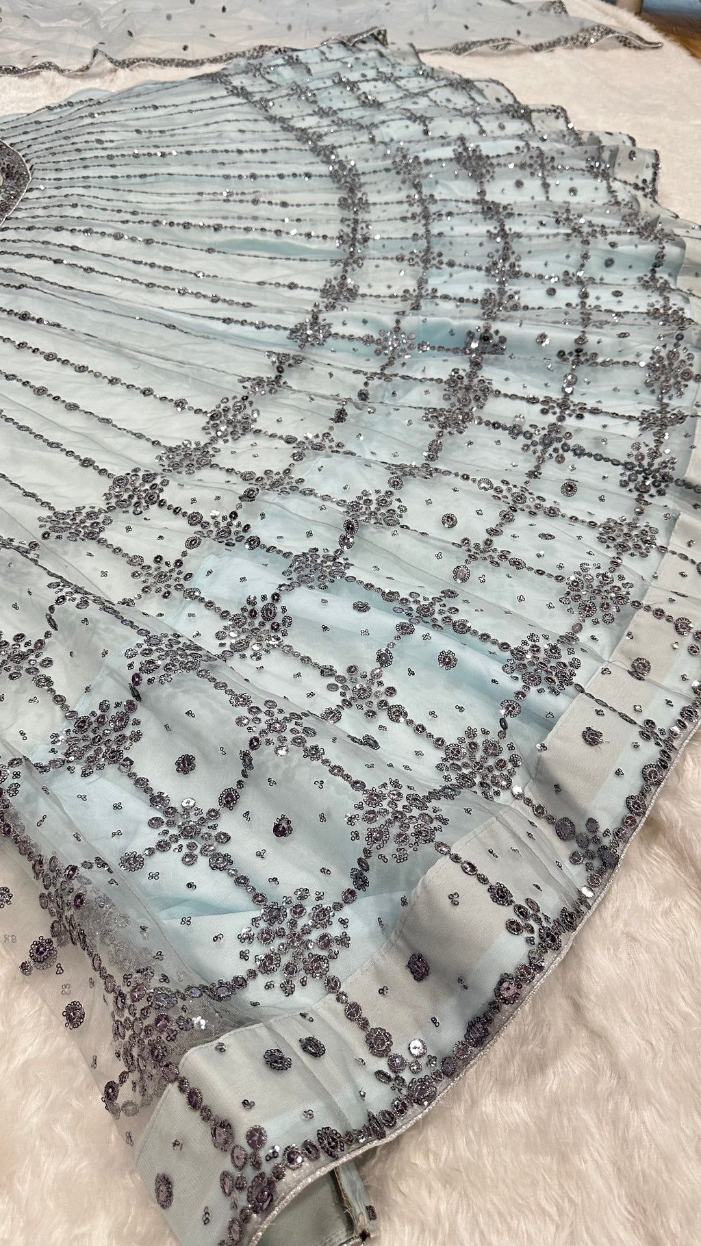 पार्टी वेयर लुक के लिए सीक्वेंस वर्क वाला लहंगा चोली