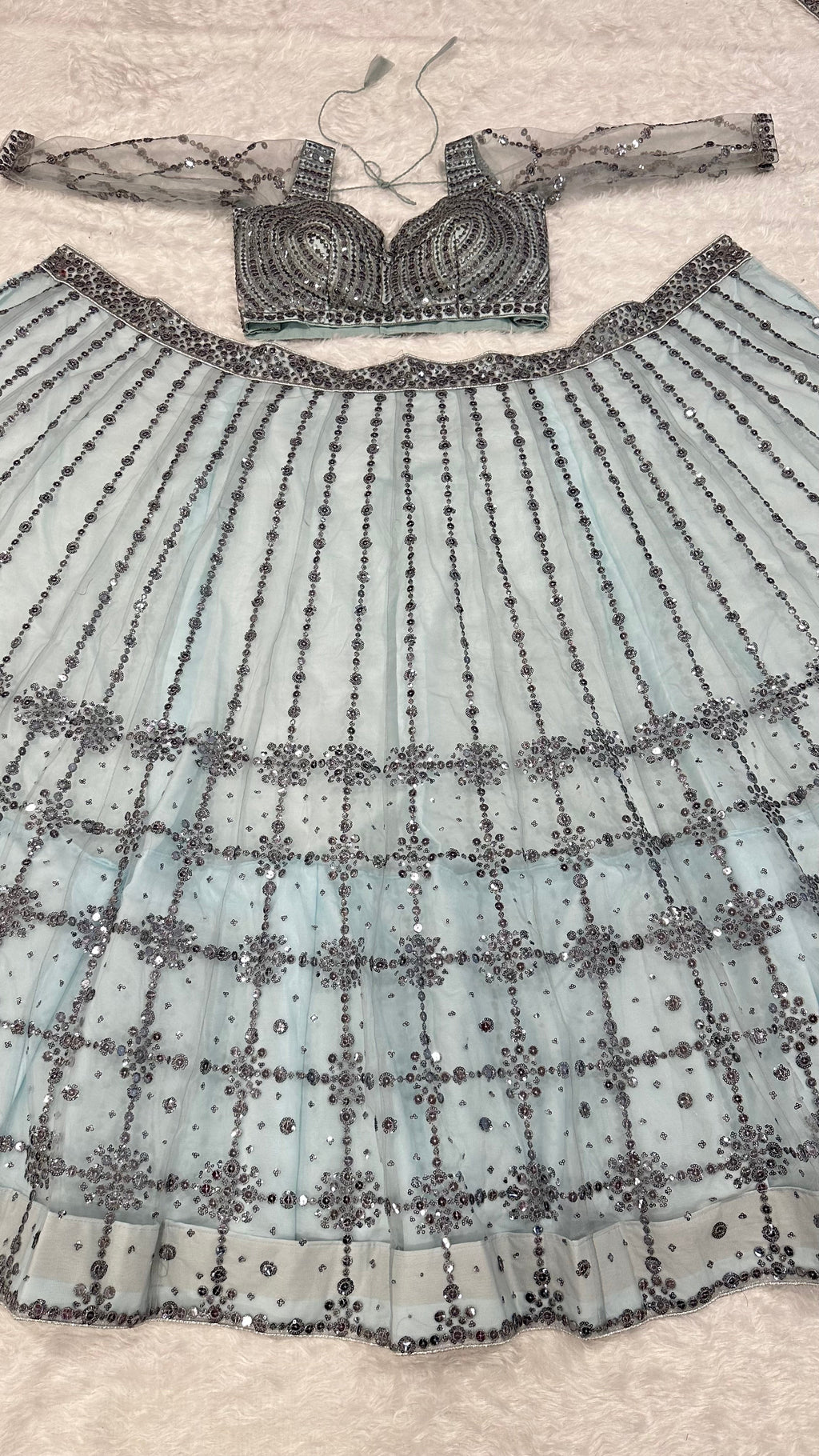 पार्टी वेयर लुक के लिए सीक्वेंस वर्क वाला लहंगा चोली