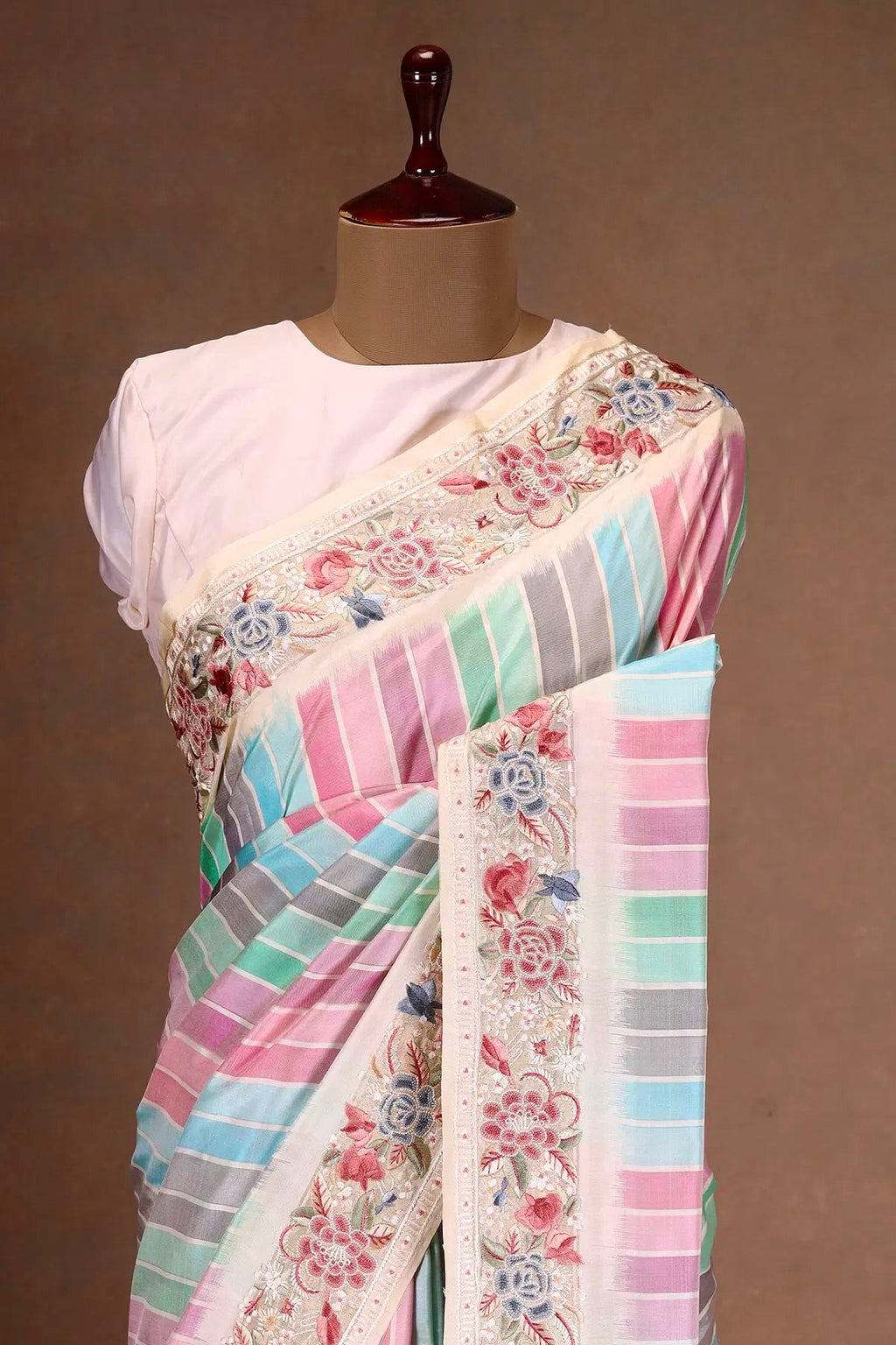 डिजिटल प्रिंट और कढ़ाई के काम वाली खूबसूरत साड़ी