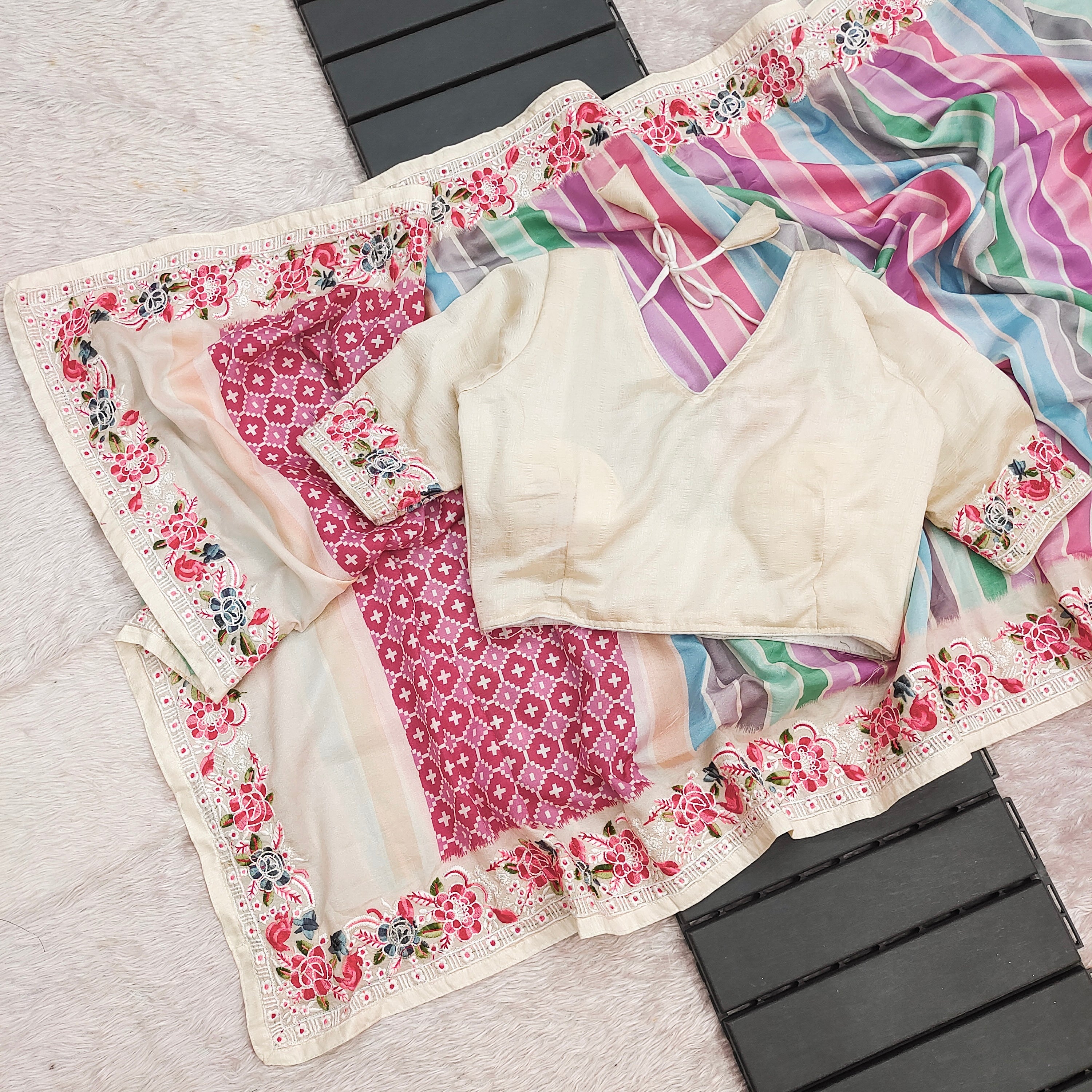 Beautiful Saree With Digital Prints & Embroidery Threads Work