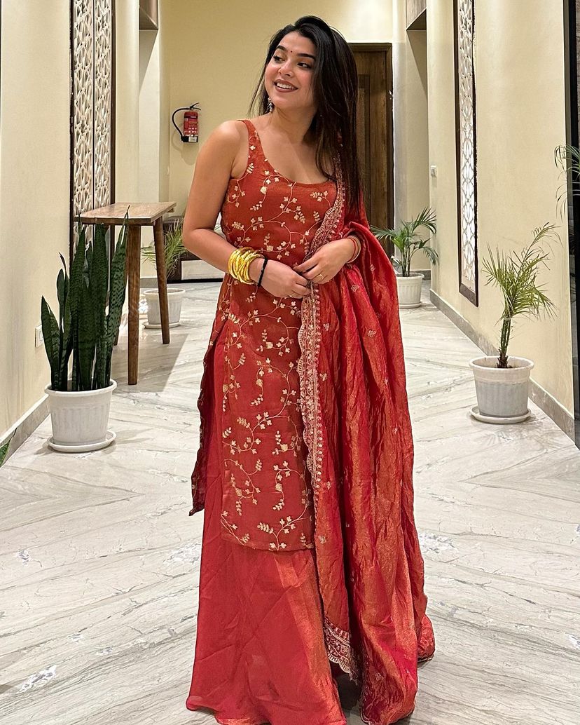 कढ़ाई के काम से सजा खूबसूरत टॉप पैंट और दुपट्टा