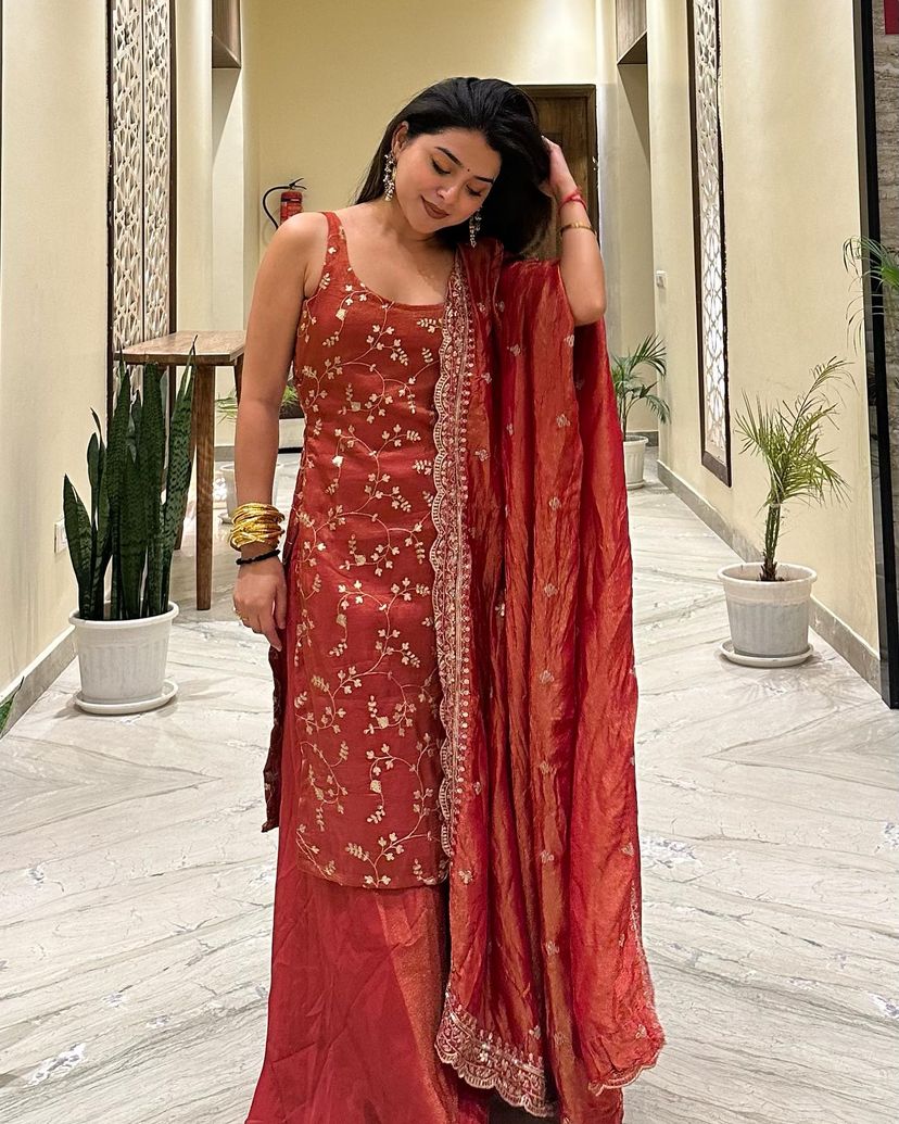 कढ़ाई के काम से सजा खूबसूरत टॉप पैंट और दुपट्टा