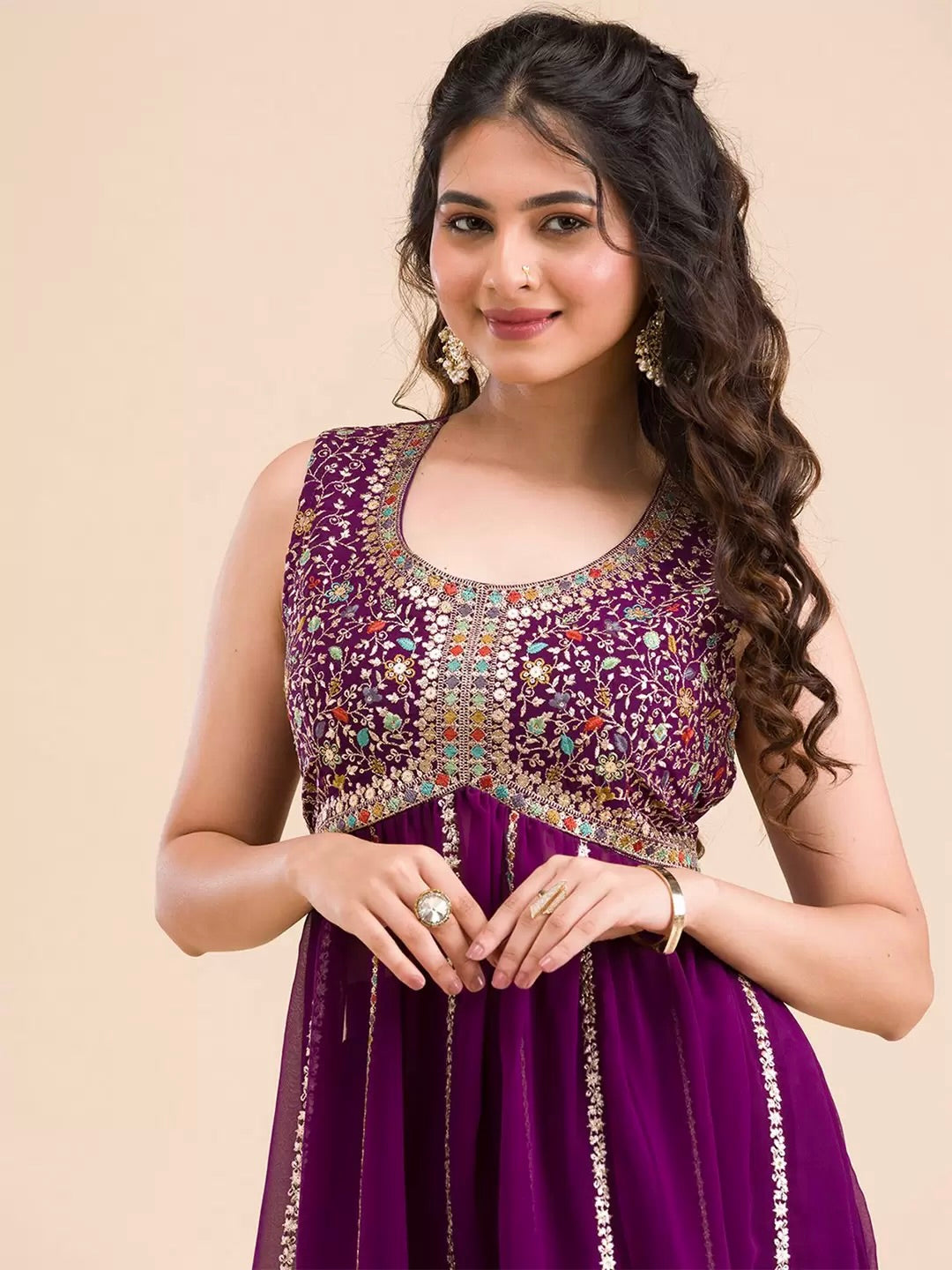 कढ़ाई और सीक्वेंस वर्क वाला पार्टी सूट सेट