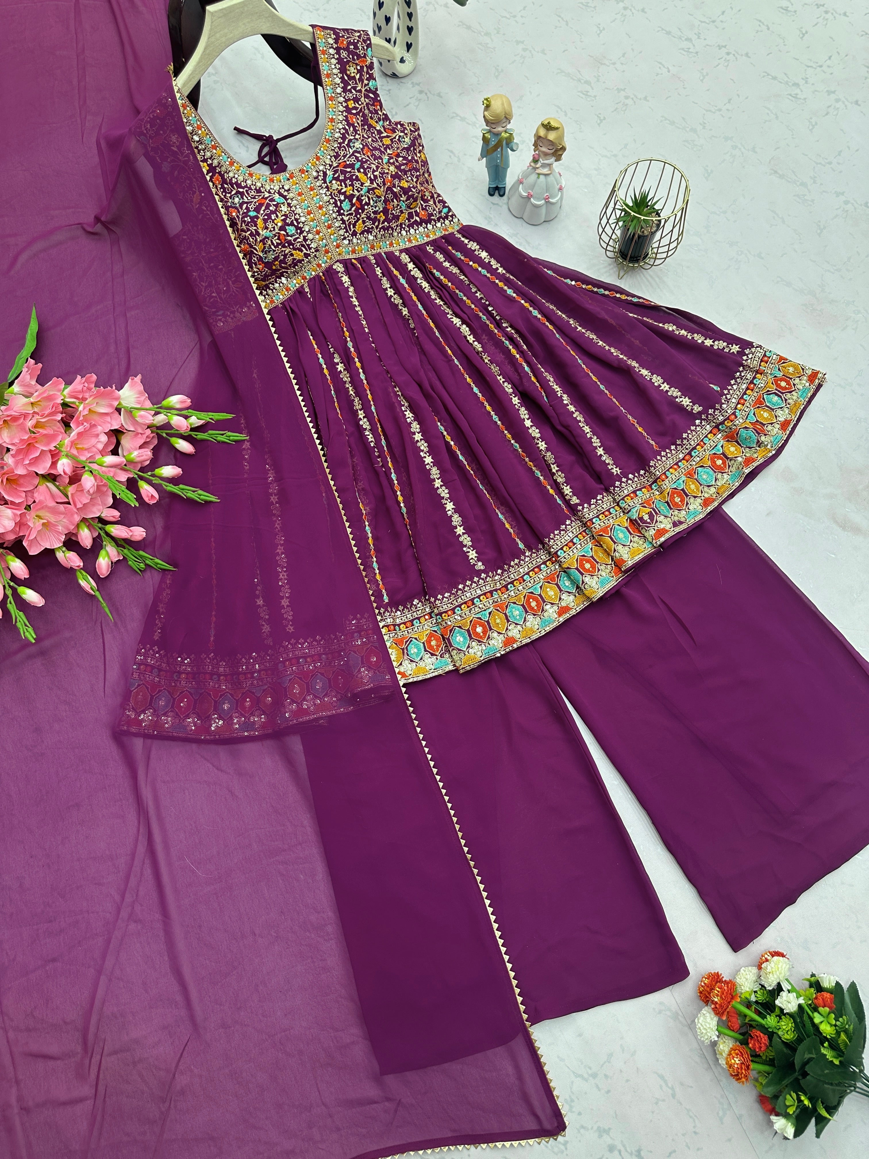 कढ़ाई और सीक्वेंस वर्क वाला पार्टी सूट सेट