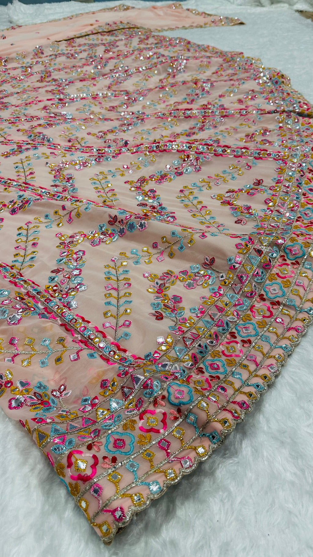 पेपर मिरर वर्क के साथ डिज़ाइनर पार्टी वेयर लहंगा चोली