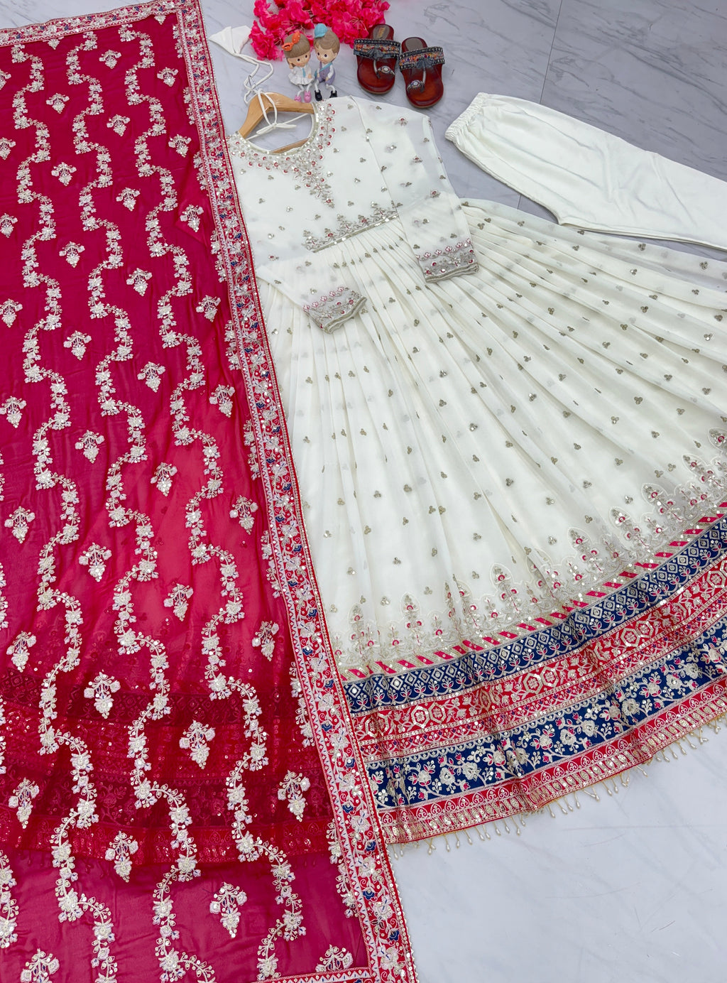 पार्टी वेयर लुक के लिए गाउन, दुपट्टा और बॉटम सेट