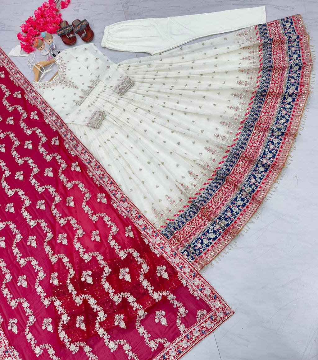 पार्टी वेयर लुक के लिए गाउन, दुपट्टा और बॉटम सेट