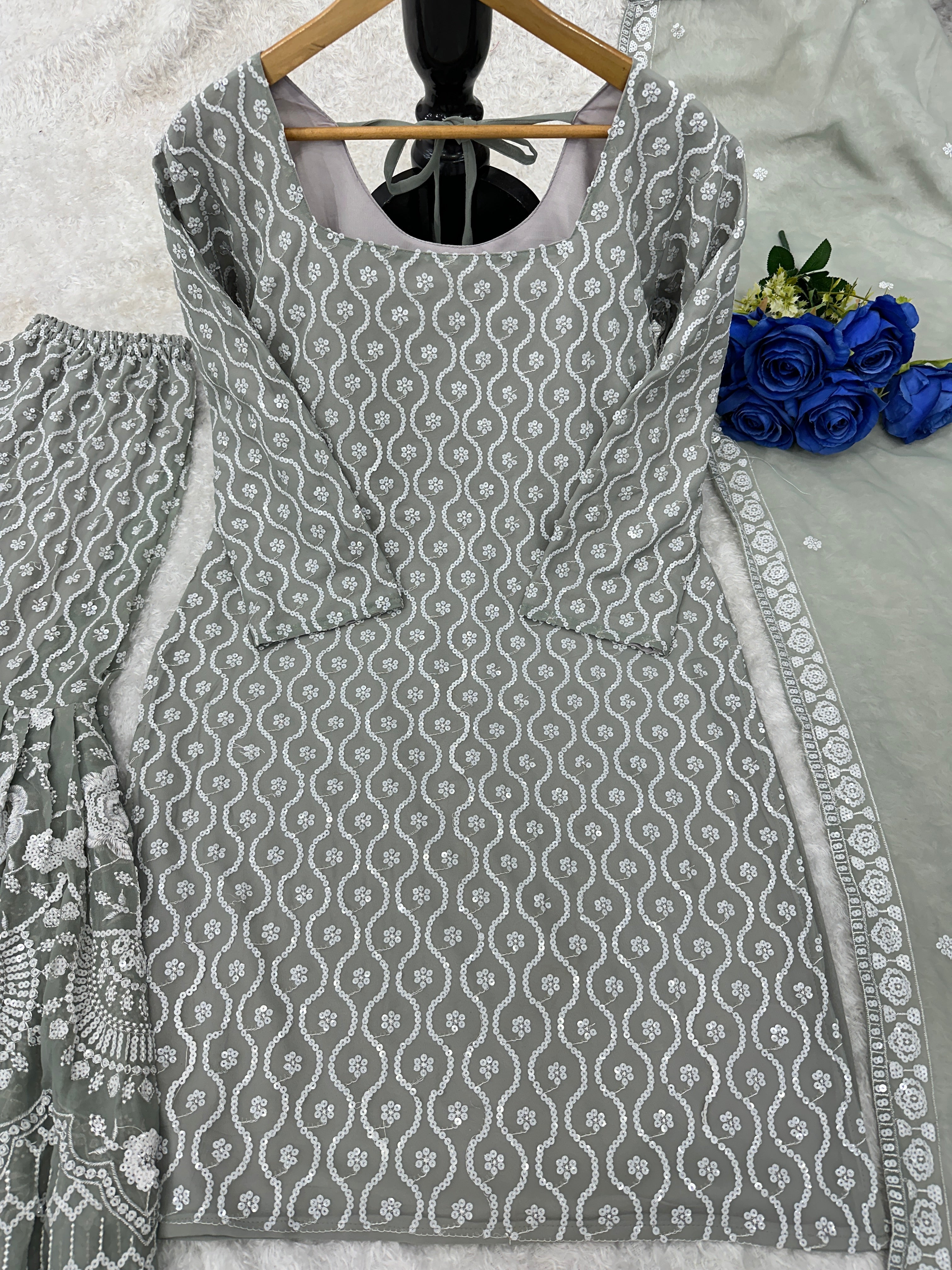 सुंदर पार्टी वेयर टॉप और बॉटम, साथ में फैंसी दुपट्टा