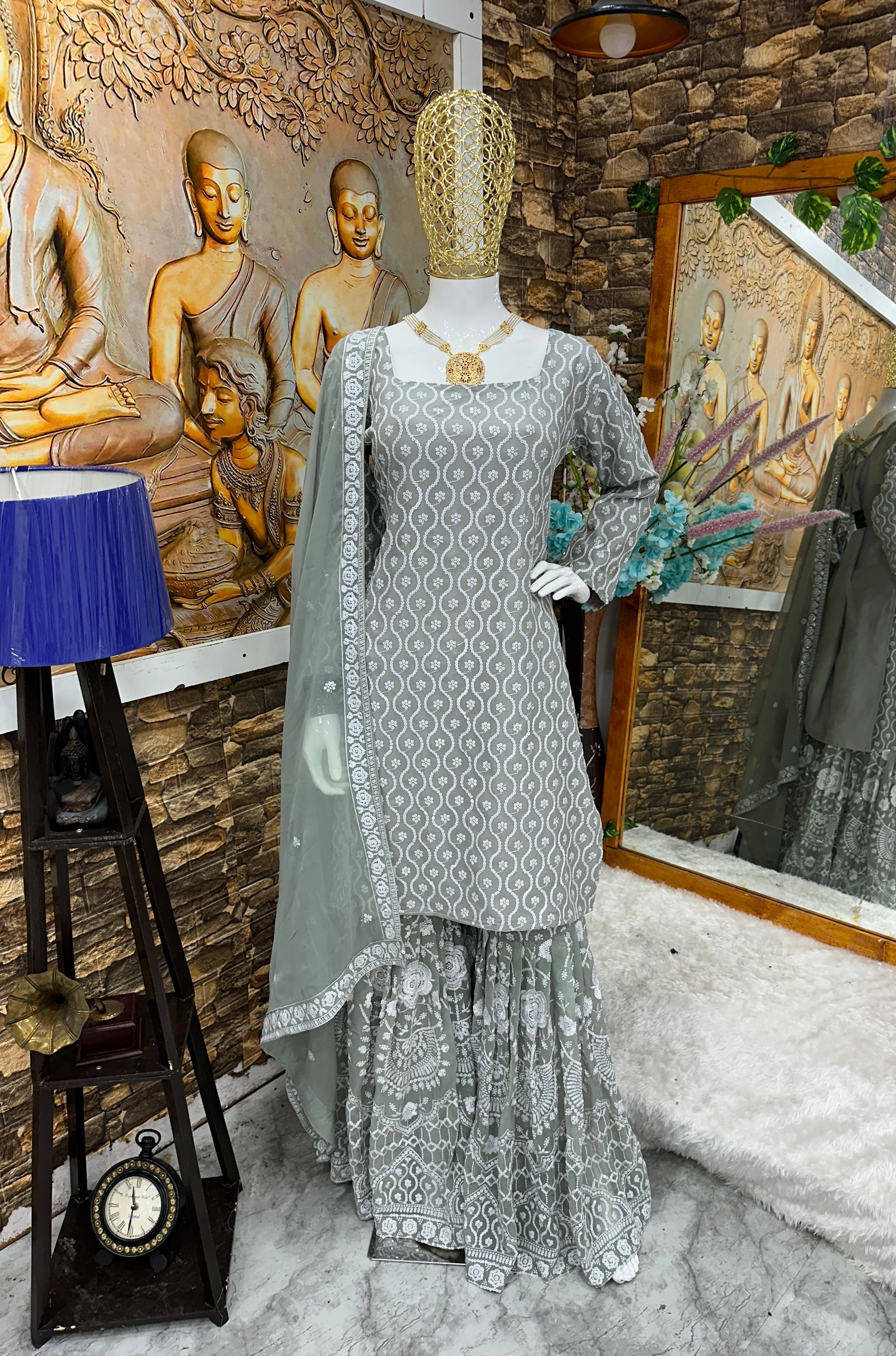 सुंदर पार्टी वेयर टॉप और बॉटम, साथ में फैंसी दुपट्टा