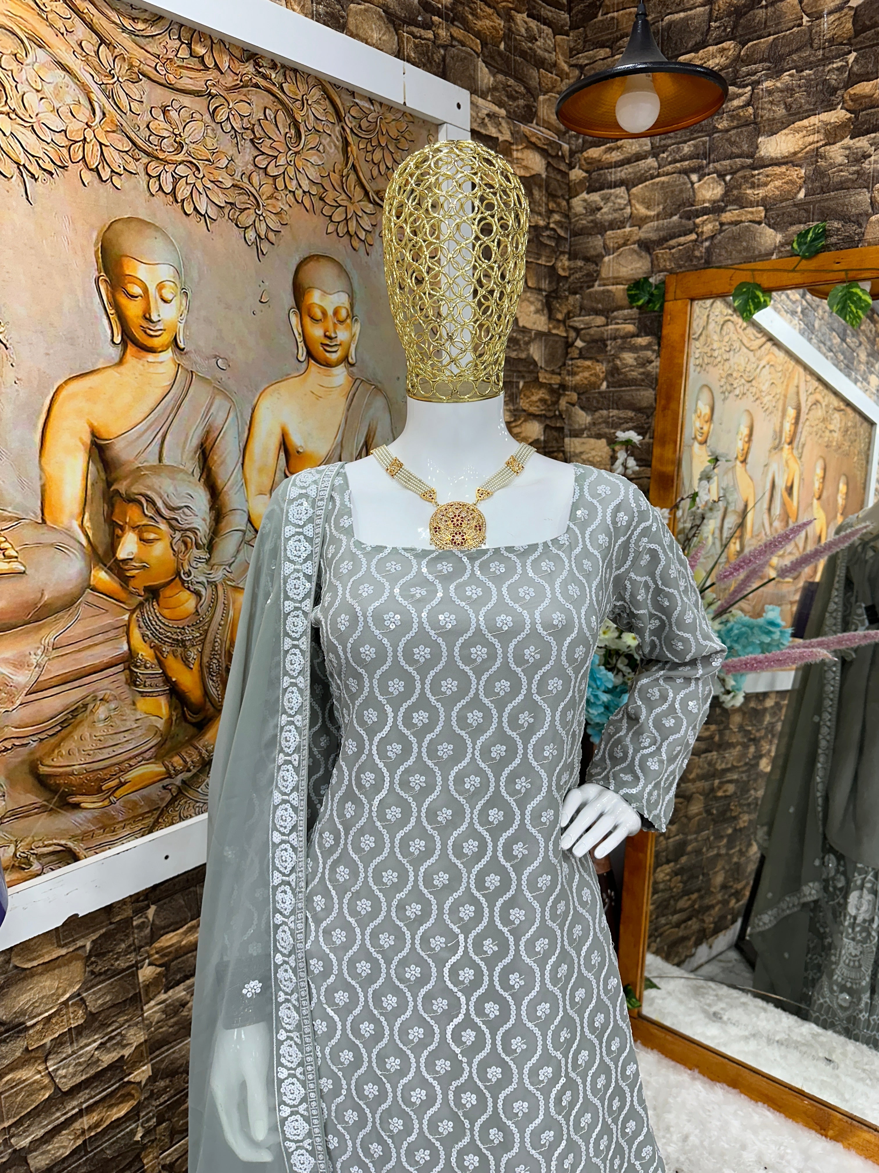 सुंदर पार्टी वेयर टॉप और बॉटम, साथ में फैंसी दुपट्टा