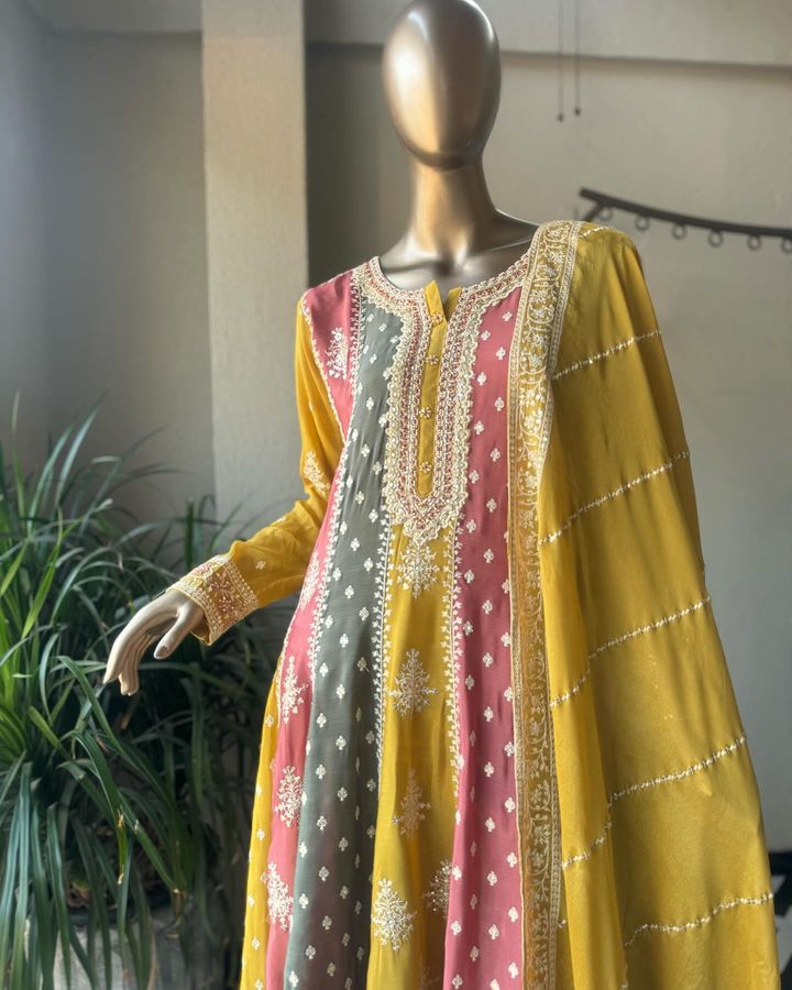 सुंदर टॉप, बॉटम और प्लाज़ो पर सीक्वेंस वर्क किया गया है।