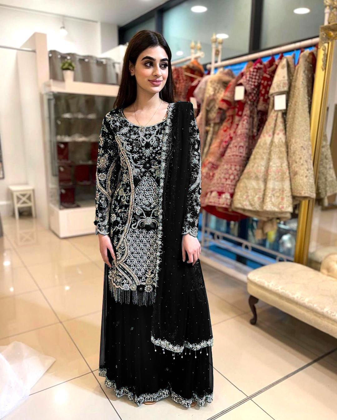 कढ़ाई और स्टोन वर्क से सजा पार्टी सूट सेट